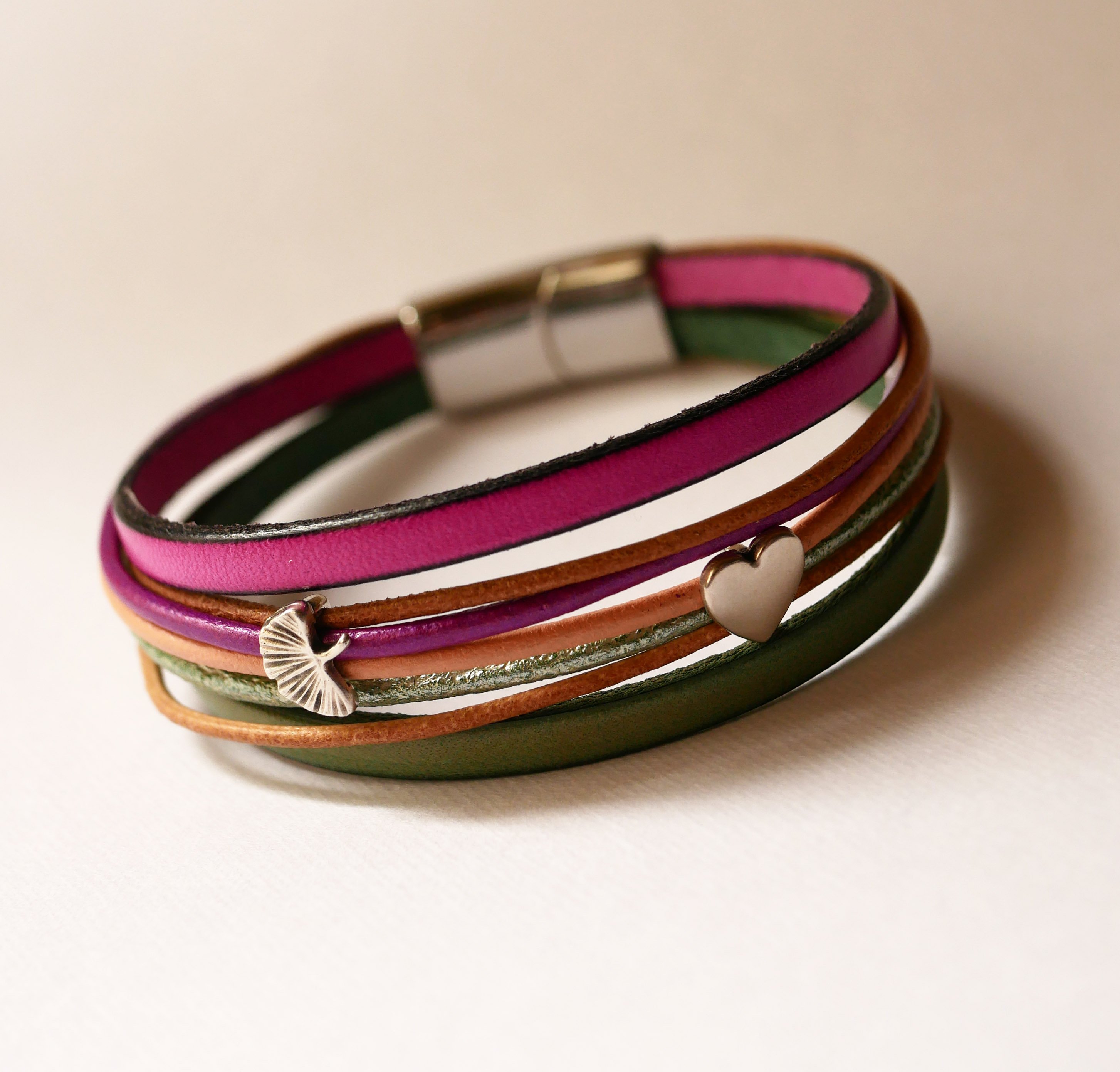 Pulsera brazalete de cuero fucsia con 2 trabillas plateadas