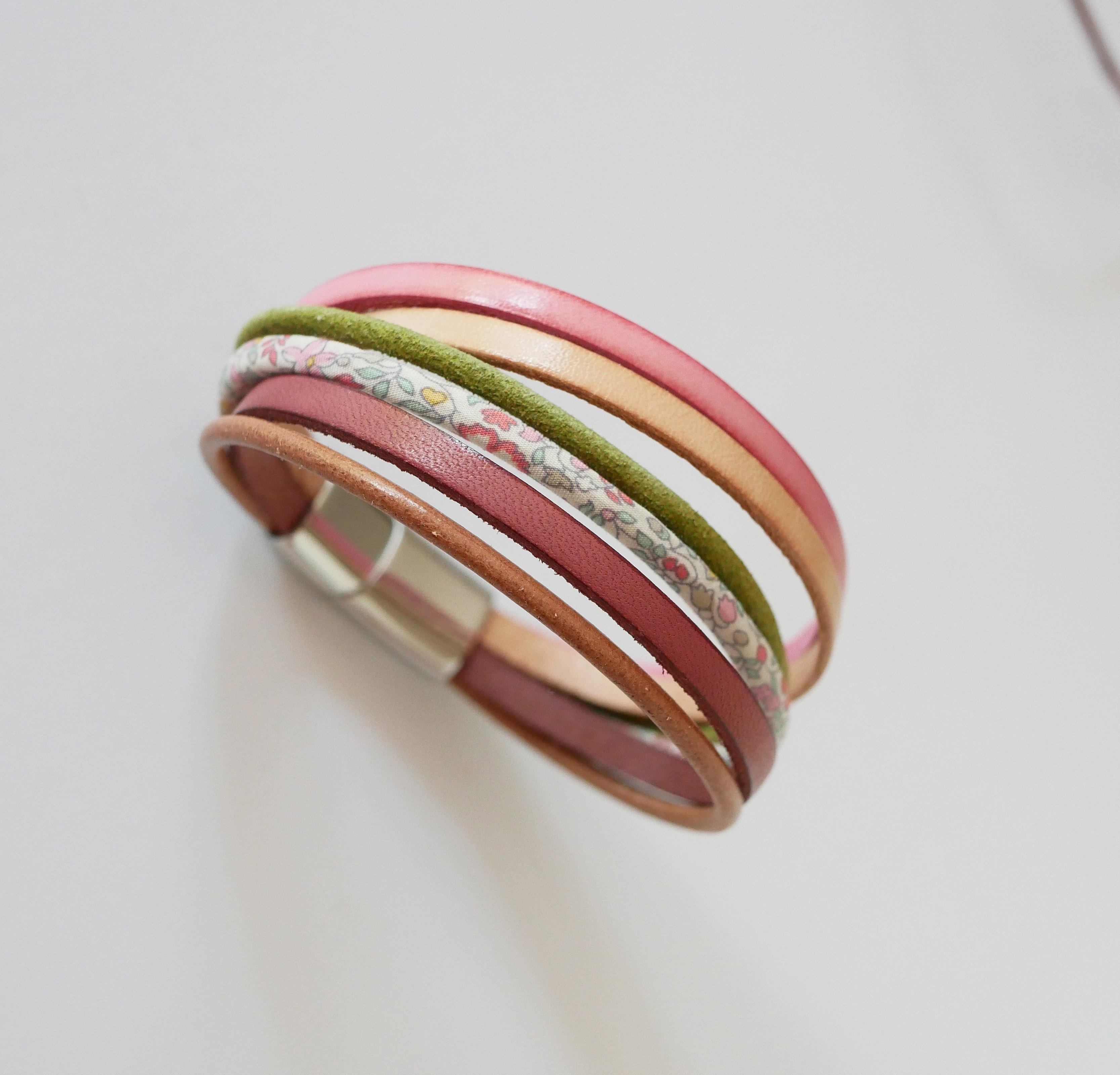 Pulsera de cuero en tonos pastel y cord&oacute;n floral Liberty