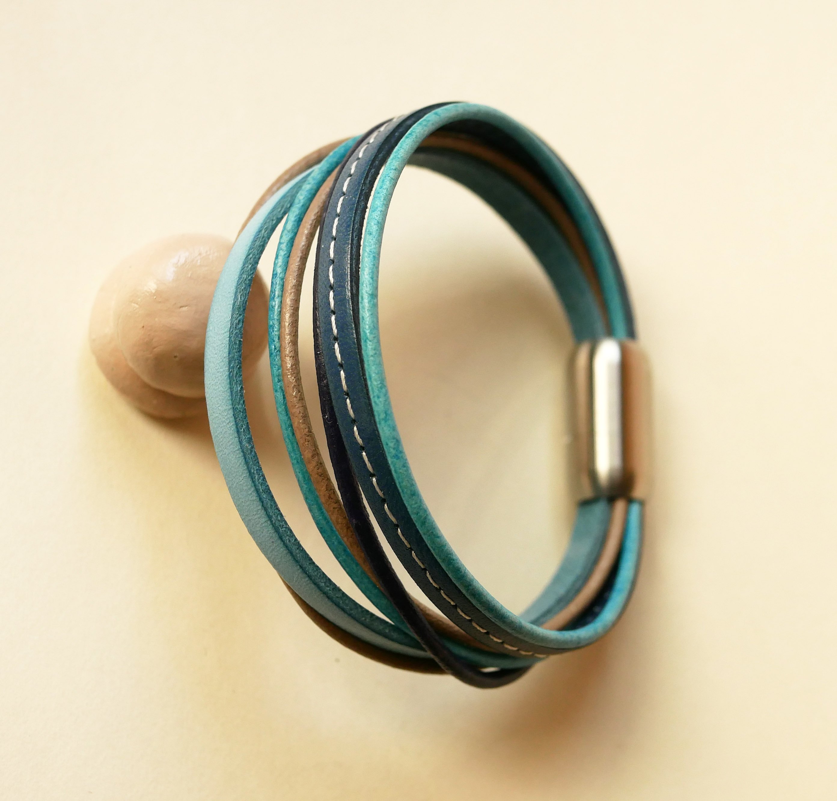Pulsera brazalete de cuero para mujer en tonos azules