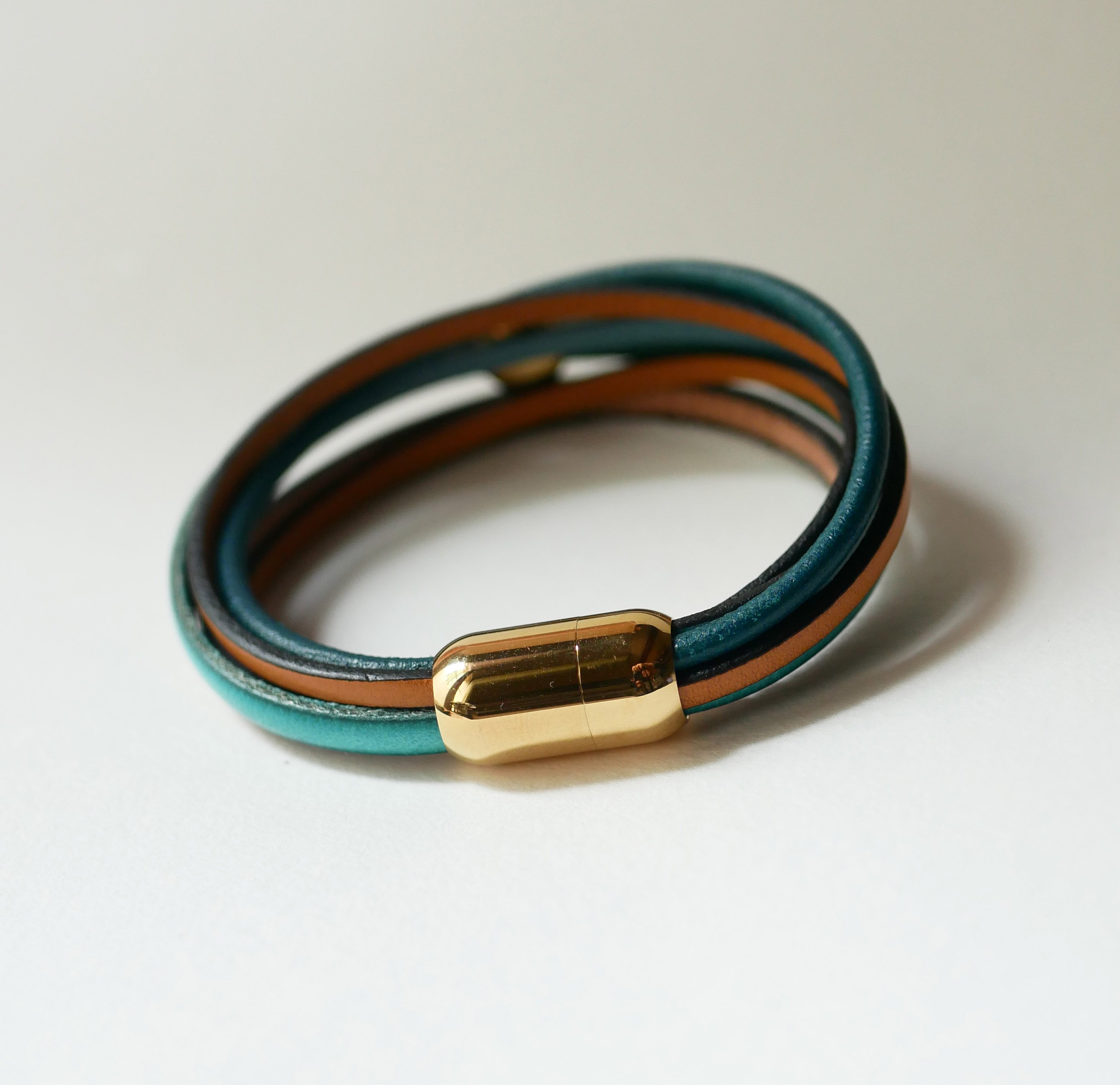 Pulsera de cuero azul y dorada para mujer
