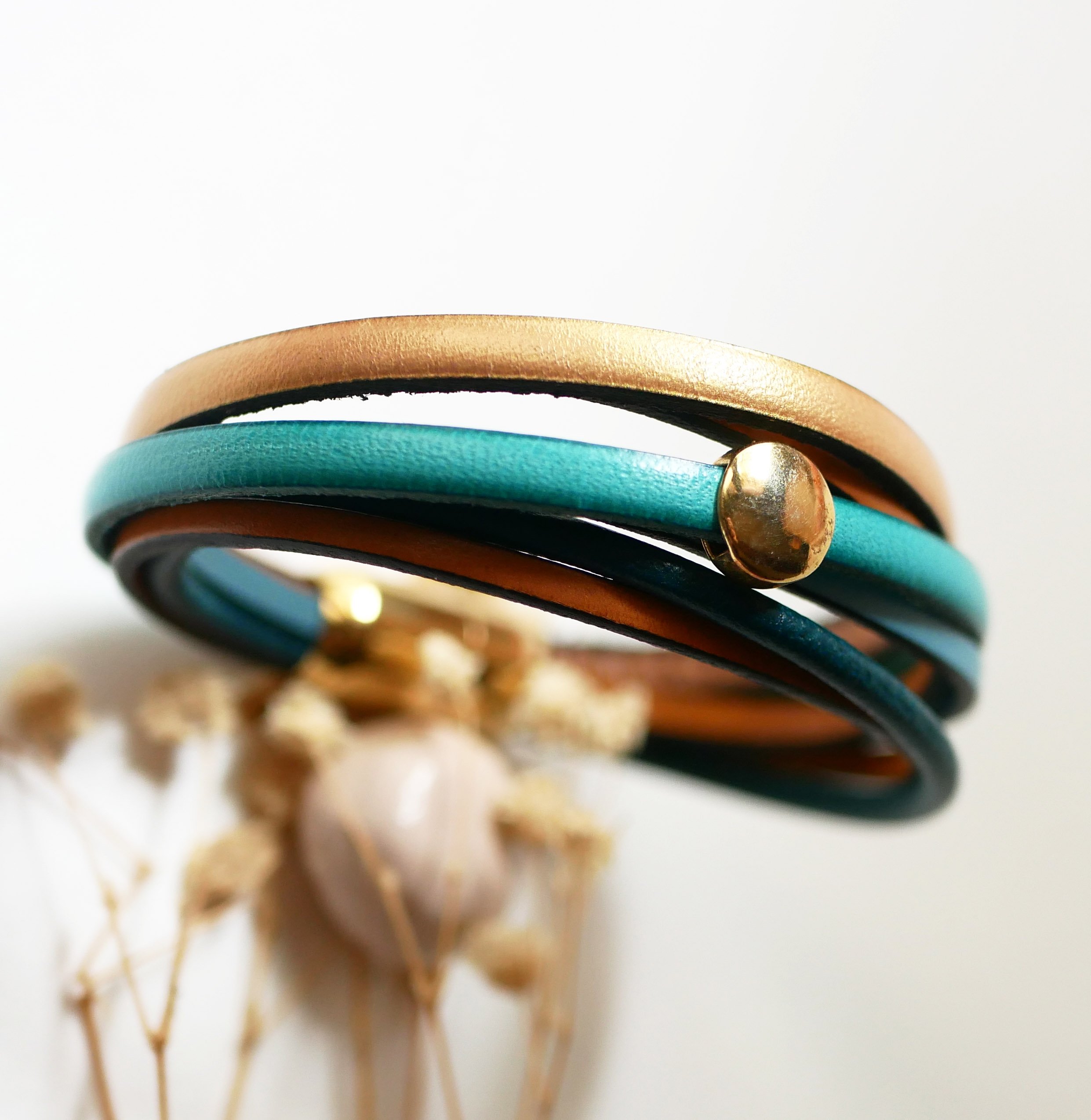 Pulsera de cuero azul y dorada para mujer