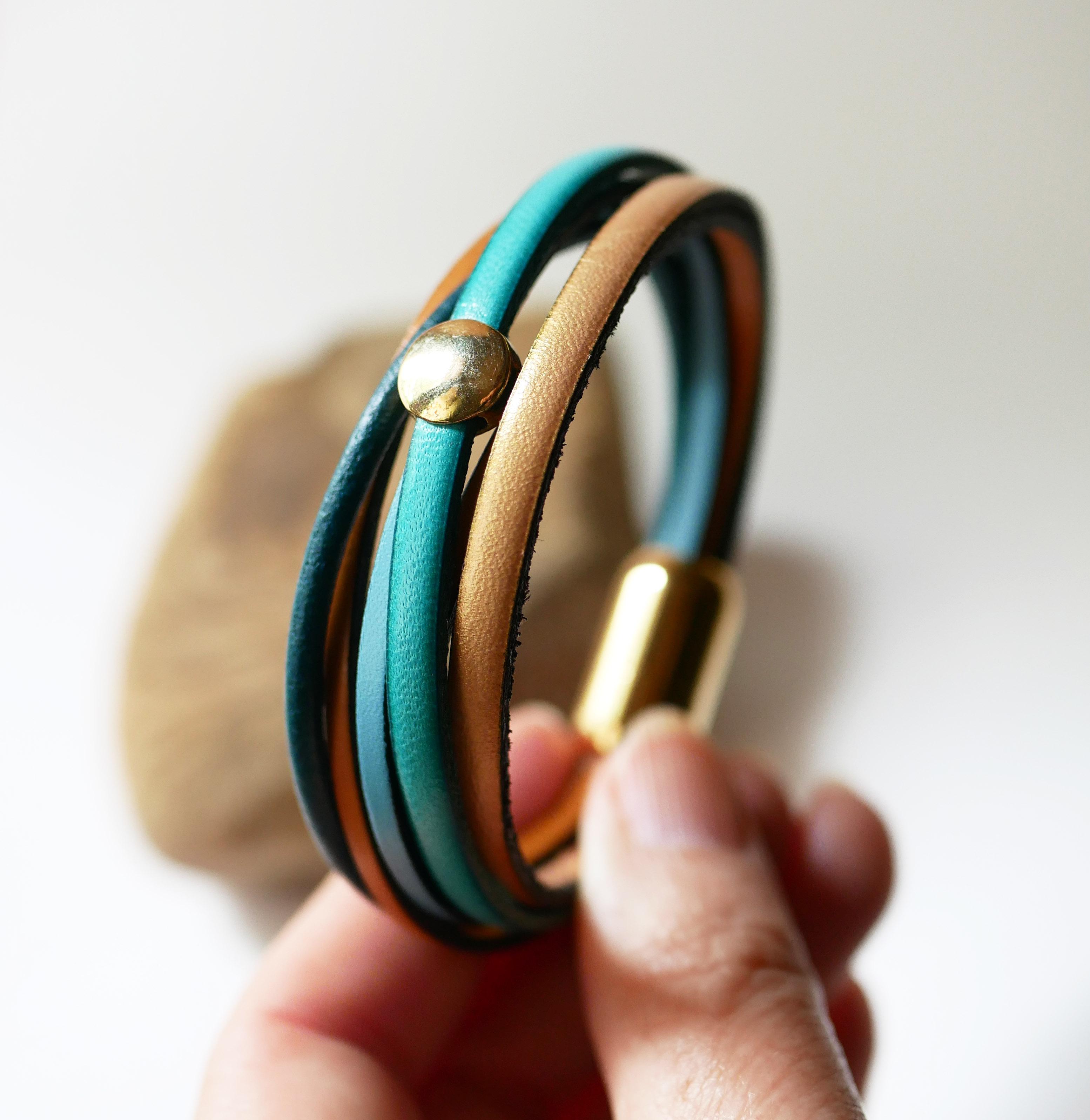 Pulsera de cuero azul y dorada para mujer