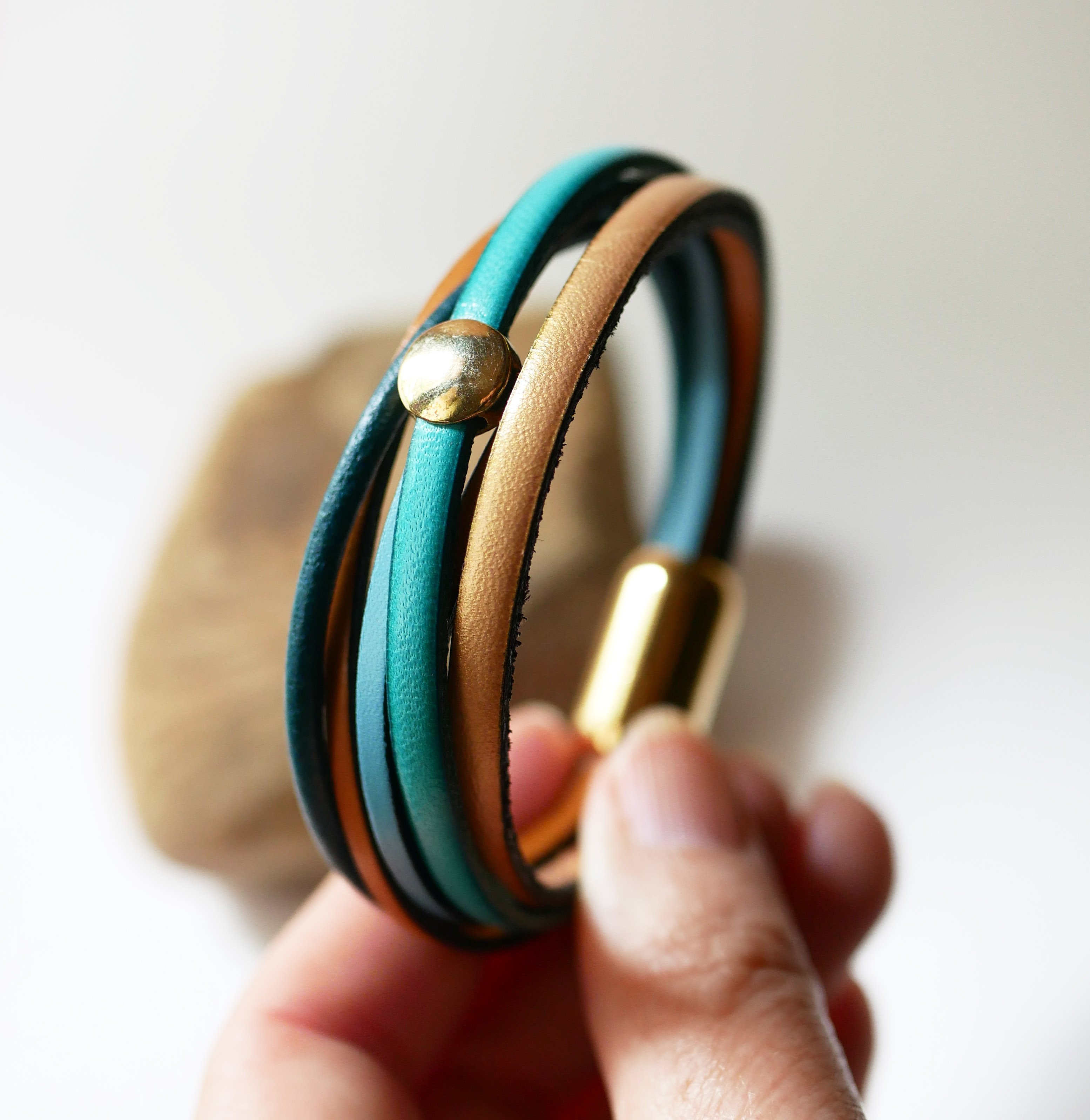 Pulsera de cuero azul y dorada para mujer