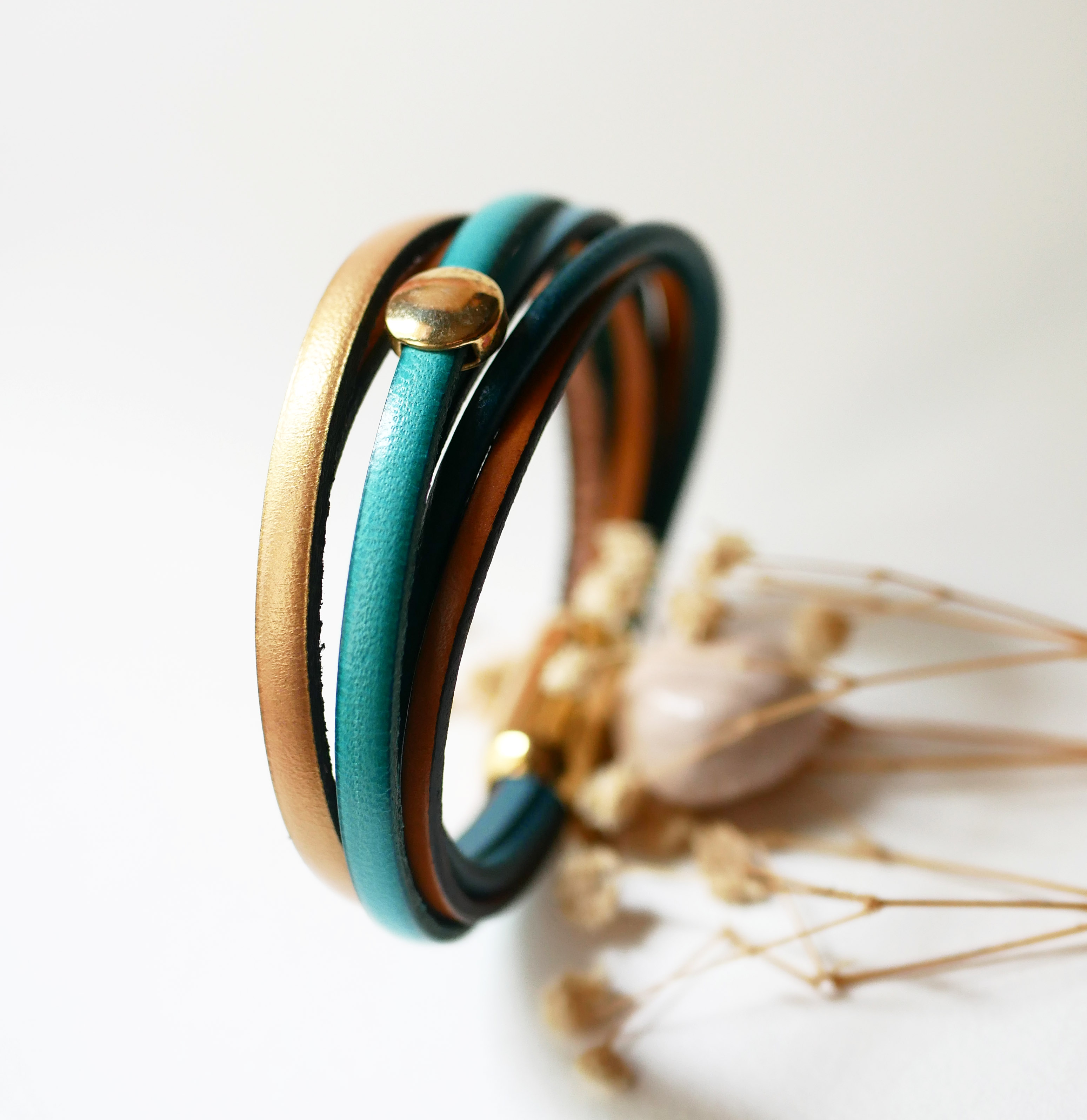 Pulsera de cuero azul y dorada para mujer