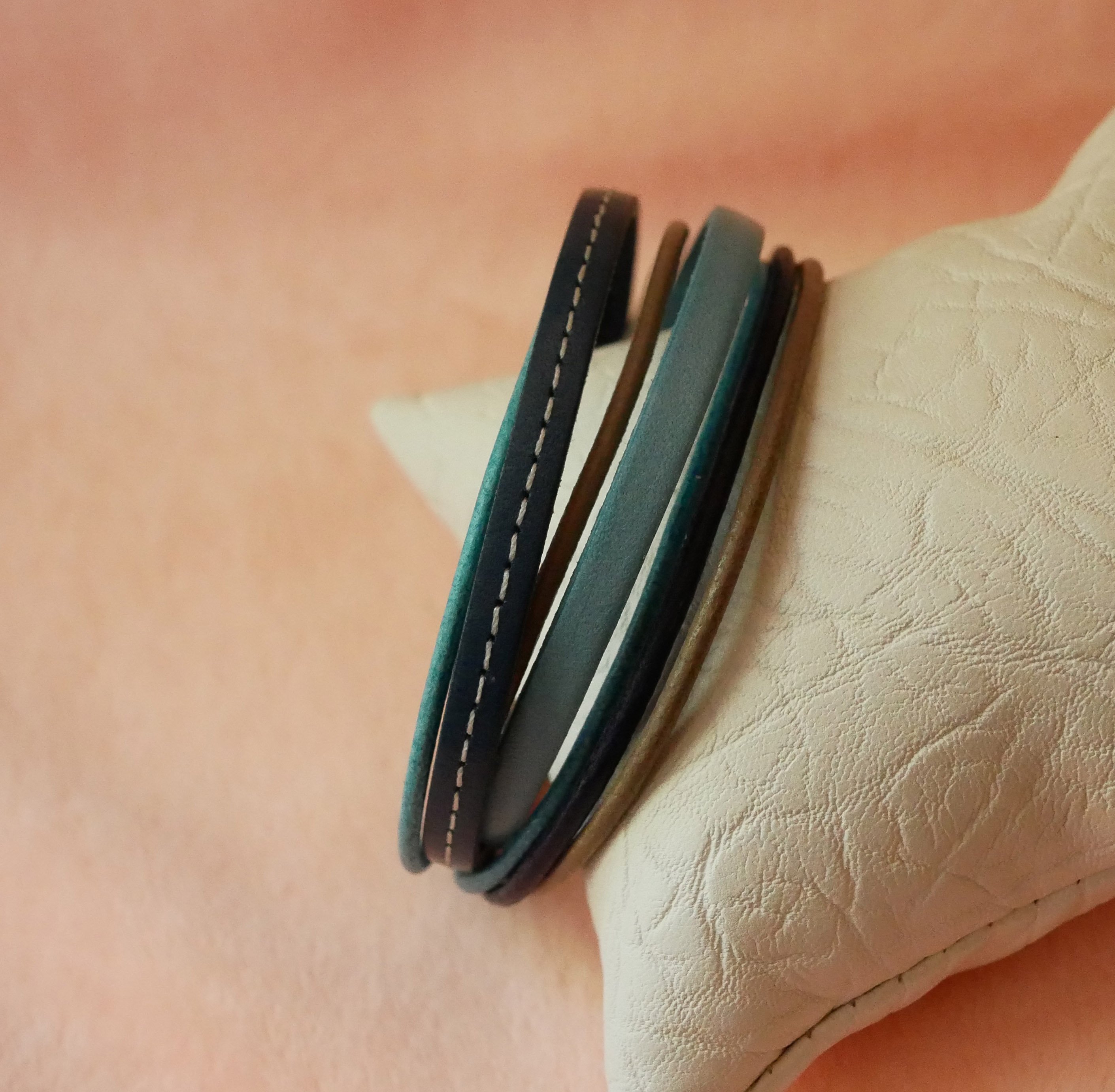 Pulsera brazalete de cuero para mujer en tonos azules