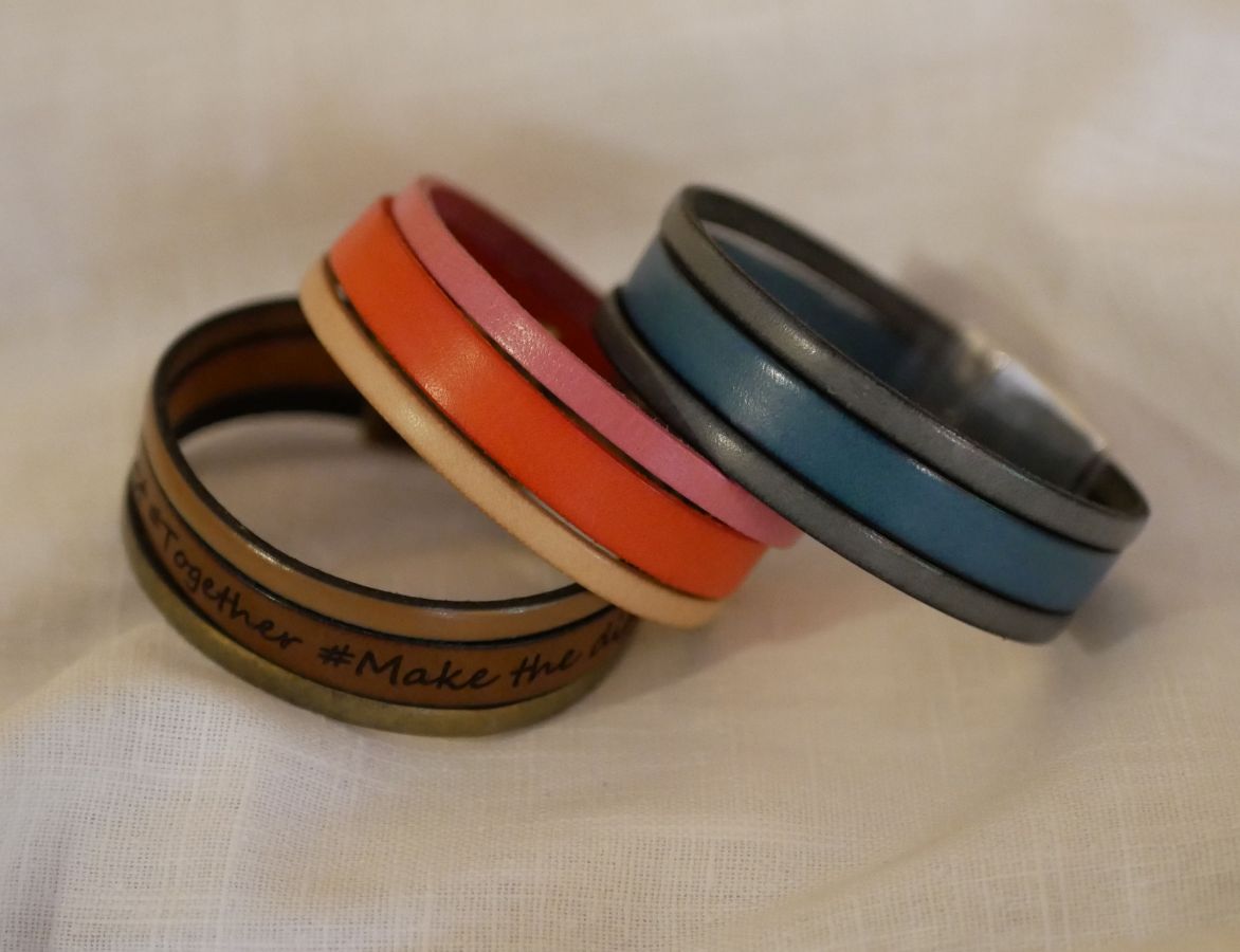 Pulsera brazalete para personalizar los colores de la piel y el mensaje grabado
