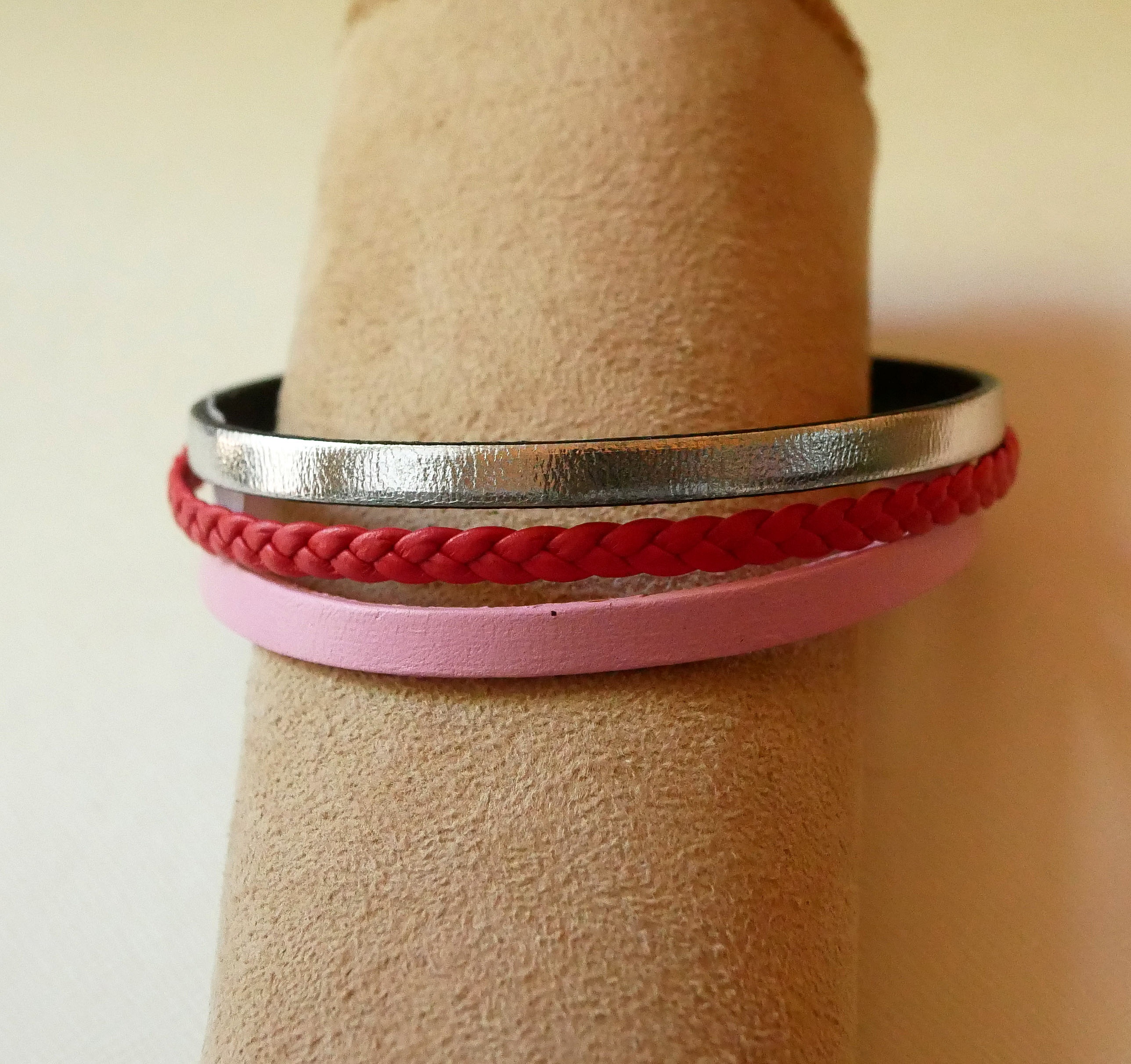 Pulsera brazalete de cuero rojo coral y plata y multicuero rosa