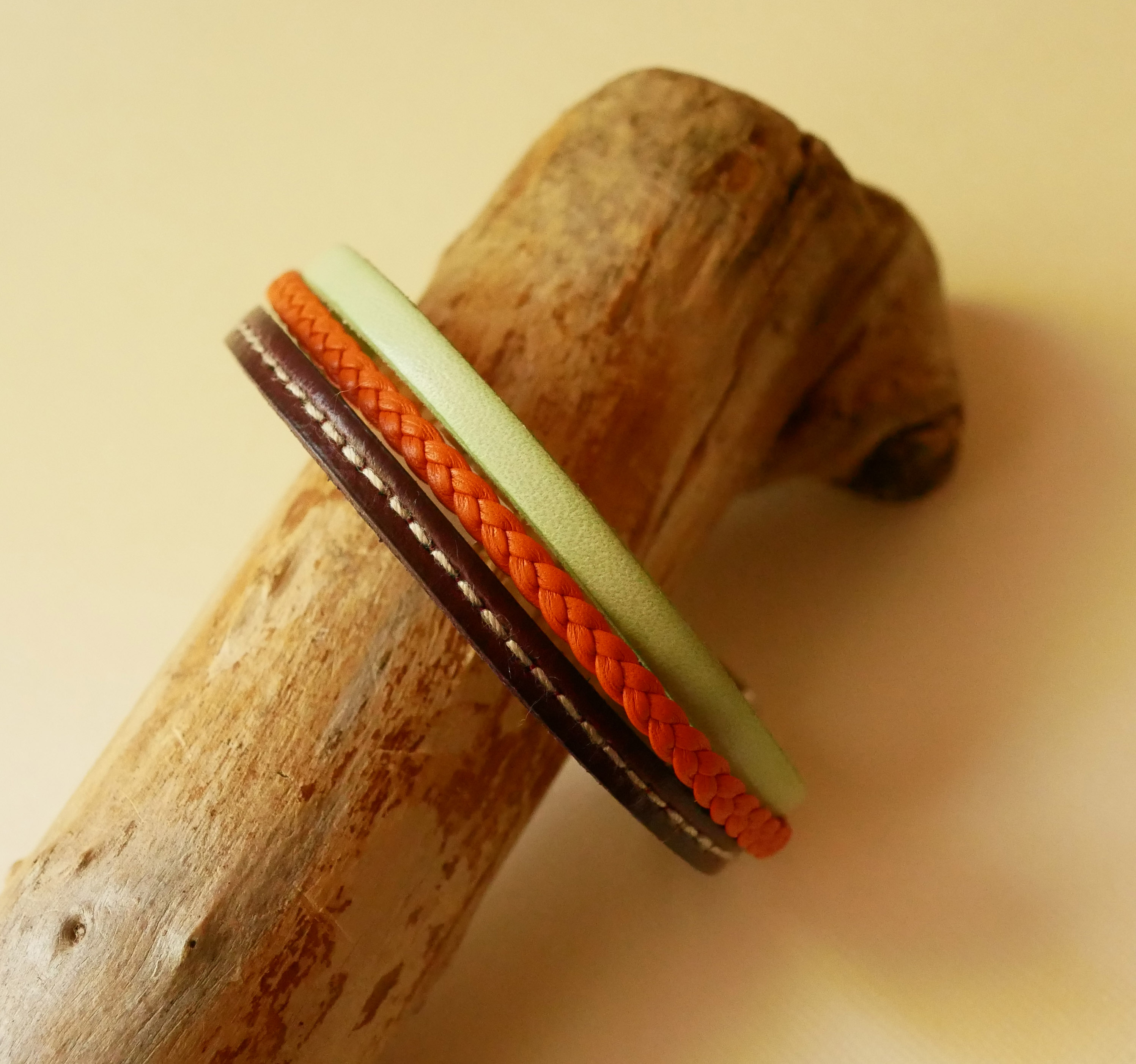 Bracelet manchette multi-cuirs Amande, tressé Orange et surpiqué Bordeaux