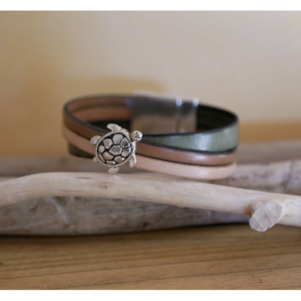 Pulsera brazalete multi piel con dise&ntilde;o de tortuga y gran cierre magn&eacute;tico