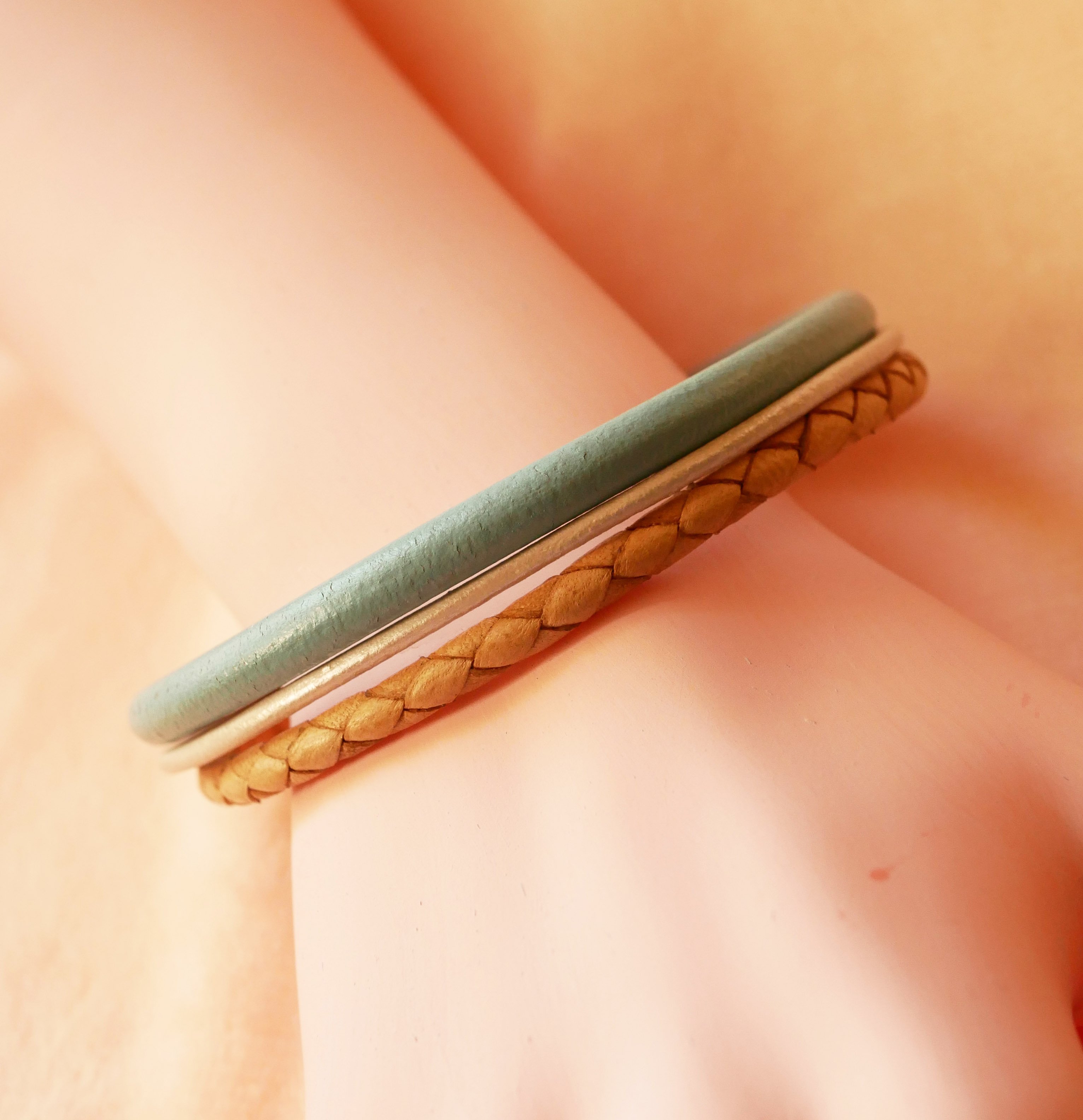 Pulsera de cuero beige y turquesa