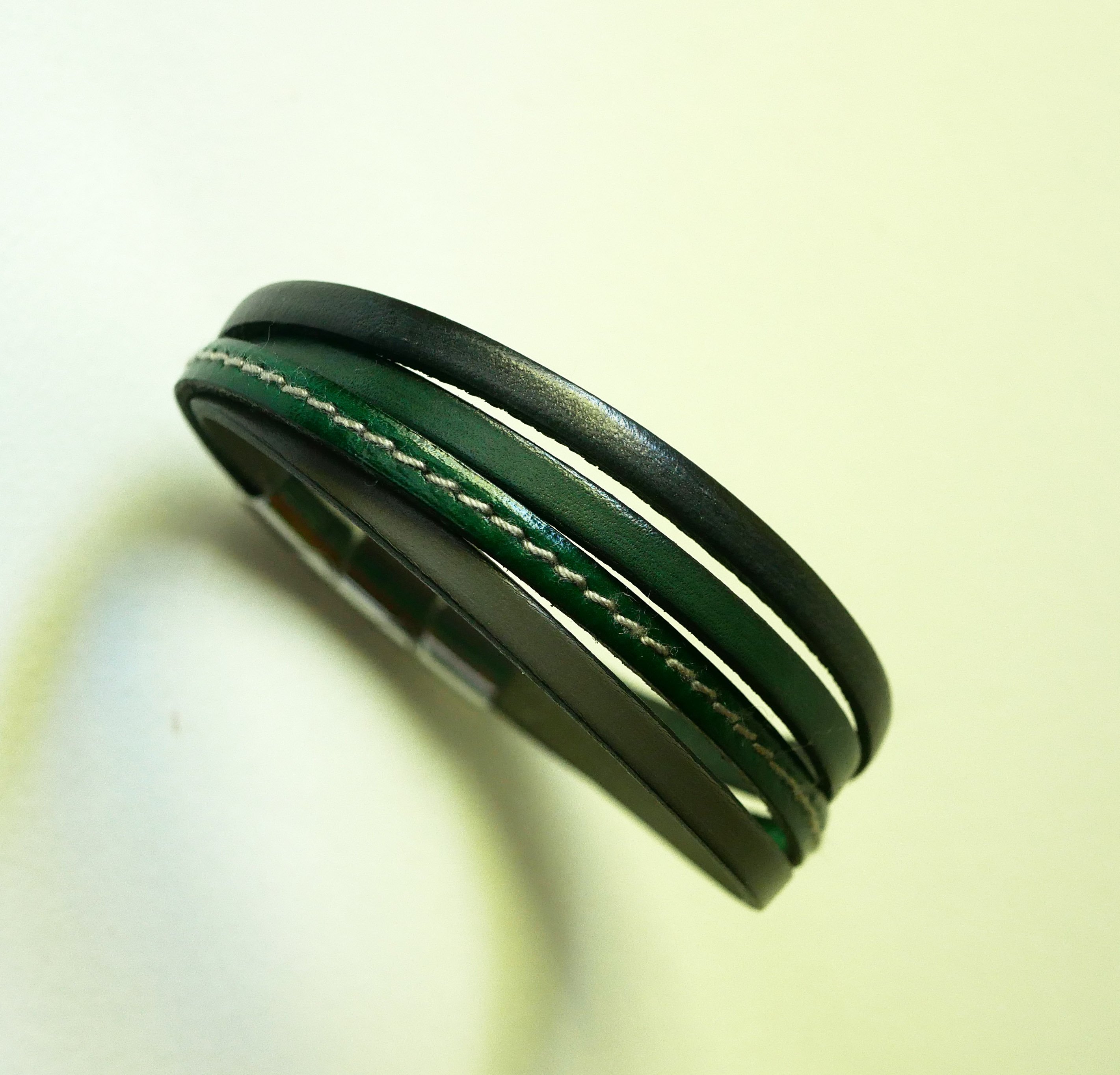 Pulsera brazalete de cuero verde y gris para hombre