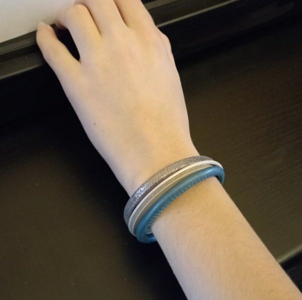 Pulsera brazalete de cuero azul y plata