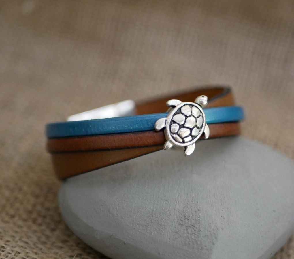 Pulsera brazalete multi piel con diseño de tortuga y gran cierre magnético