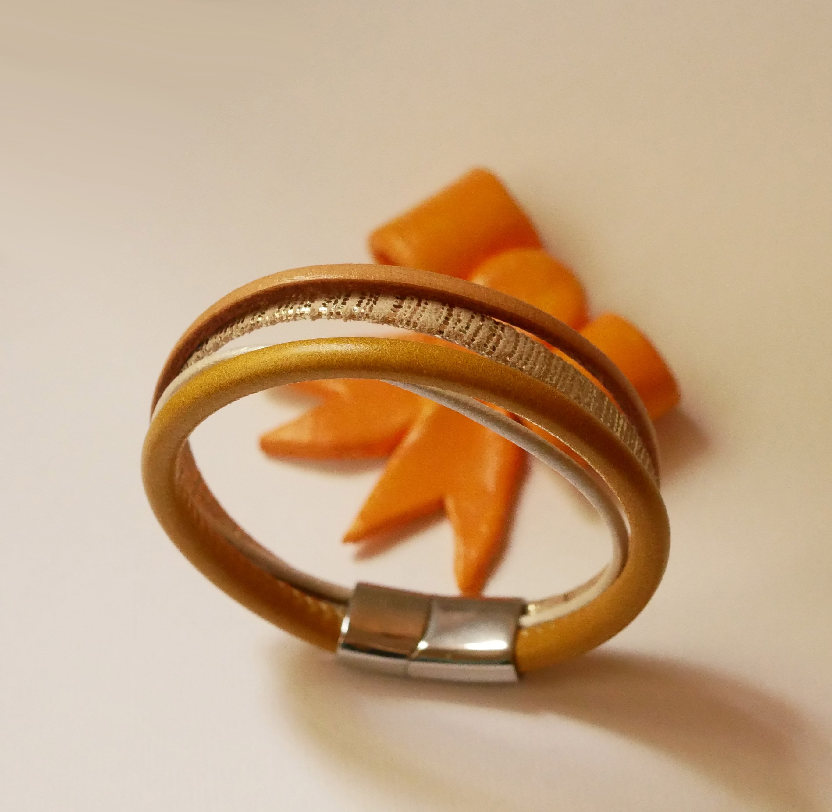 Brazalete de cuero m&uacute;ltiple beige y dorado