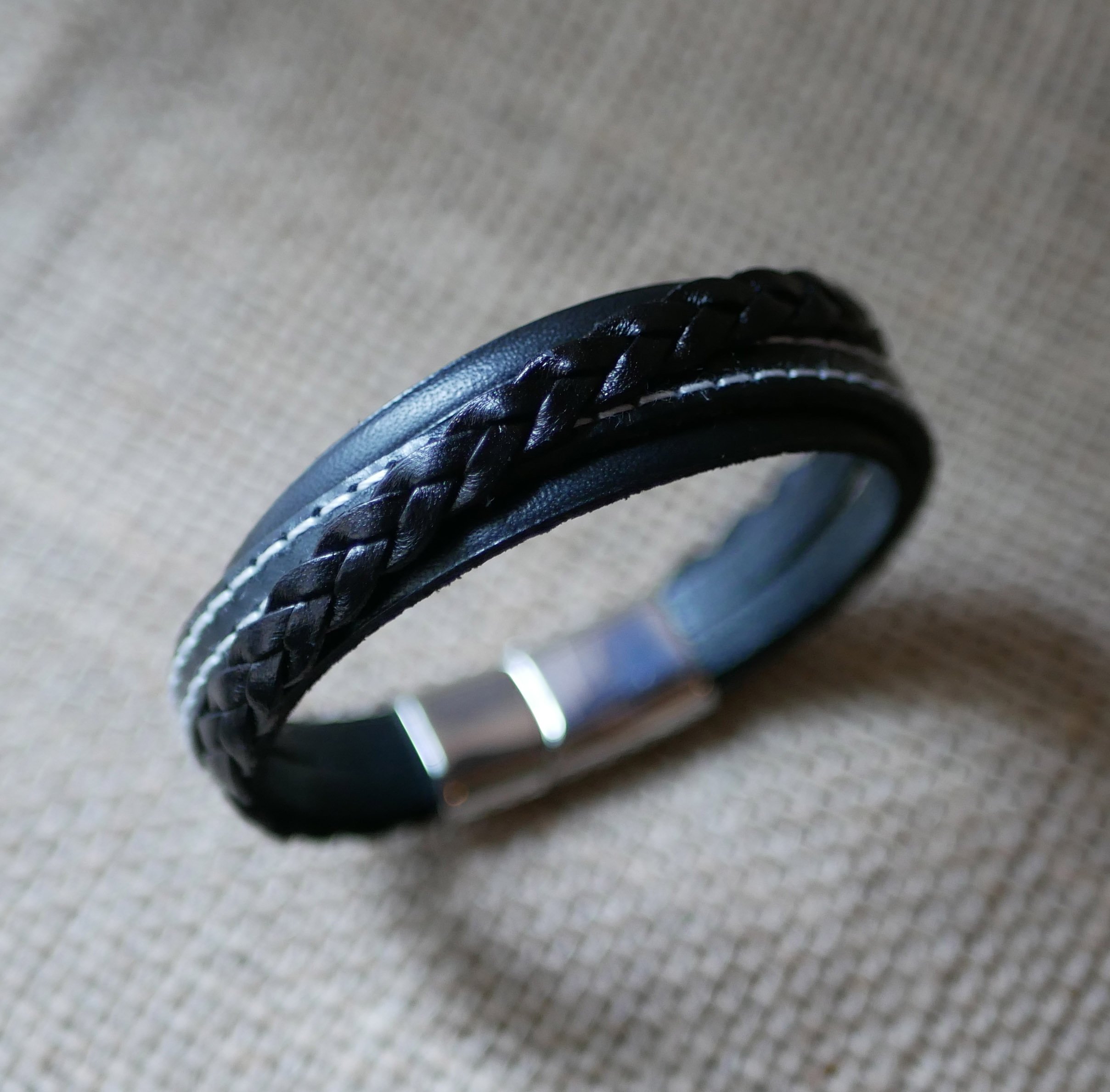 Pulsera brazalete de cuero negro para hombre