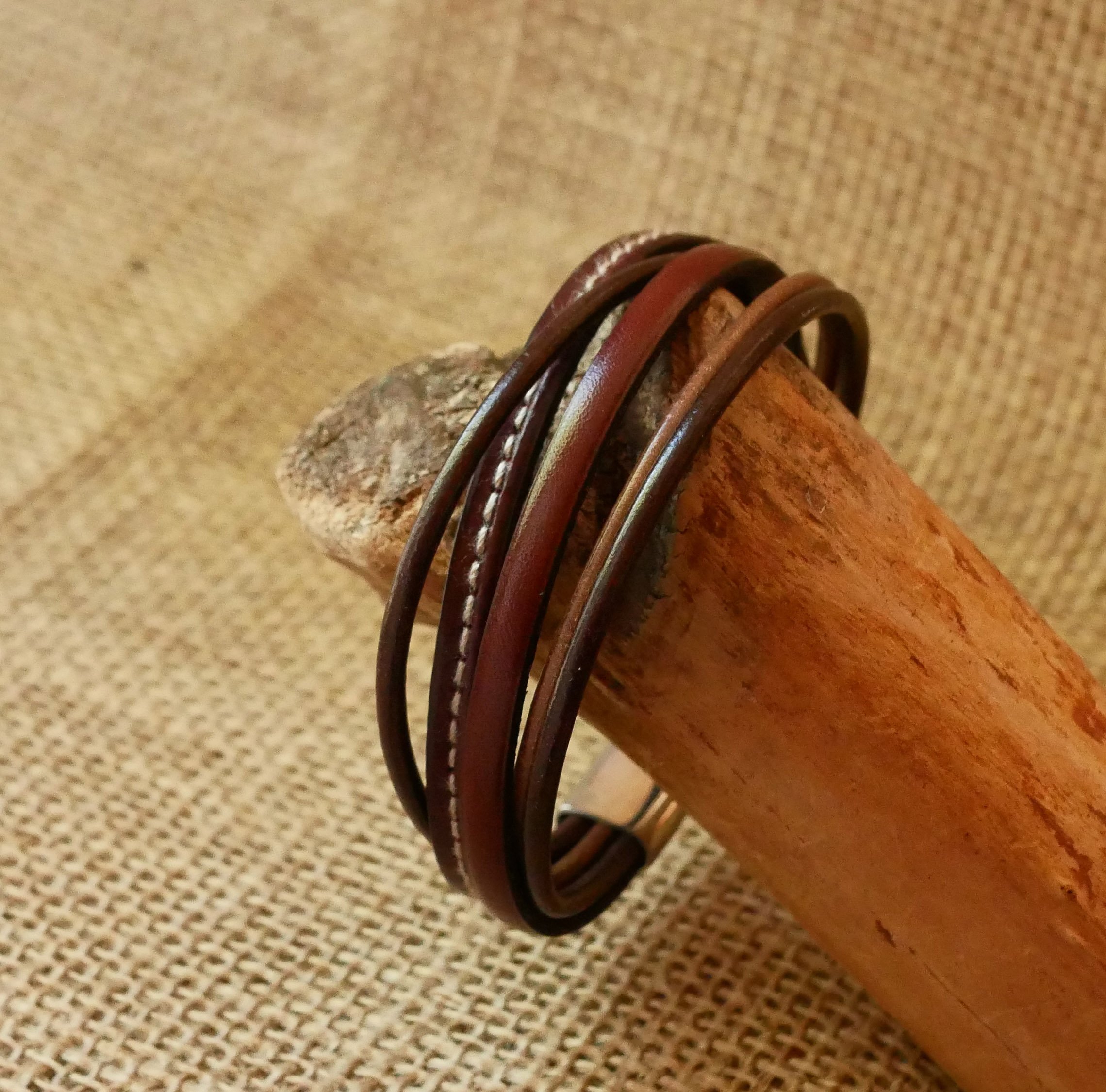 Pulsera brazalete de cuero marr&oacute;n para hombre