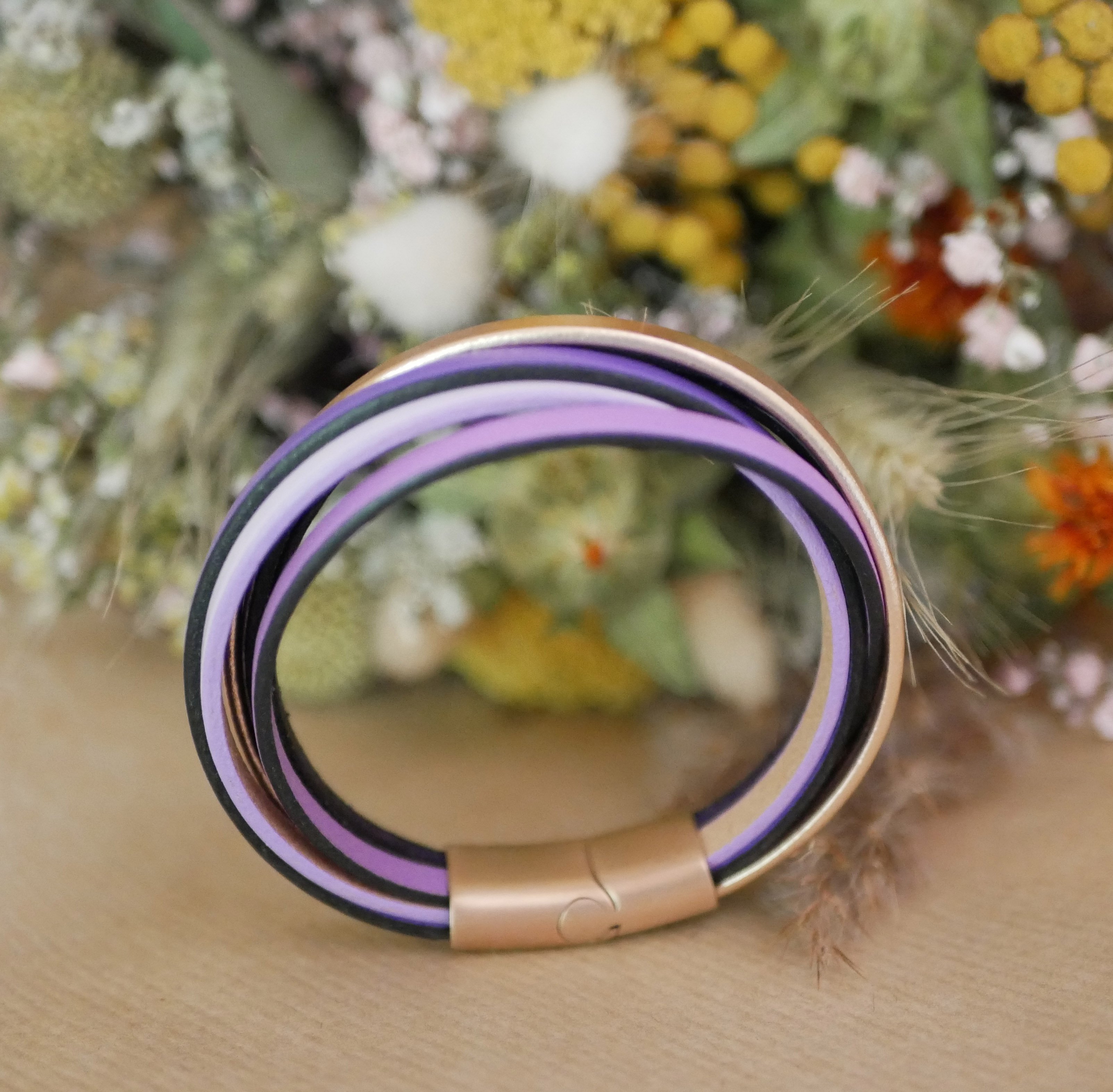 Pulsera brazalete multicuero en tonos violeta y oro rosa