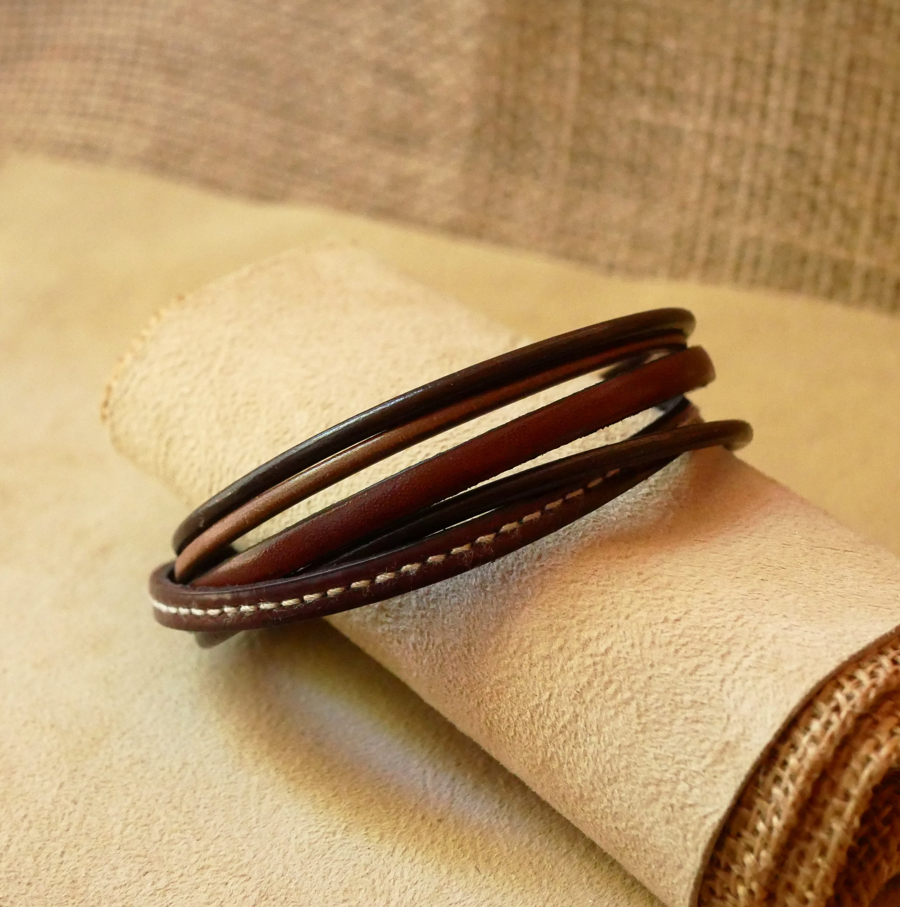 Pulsera brazalete de cuero marr&oacute;n para hombre