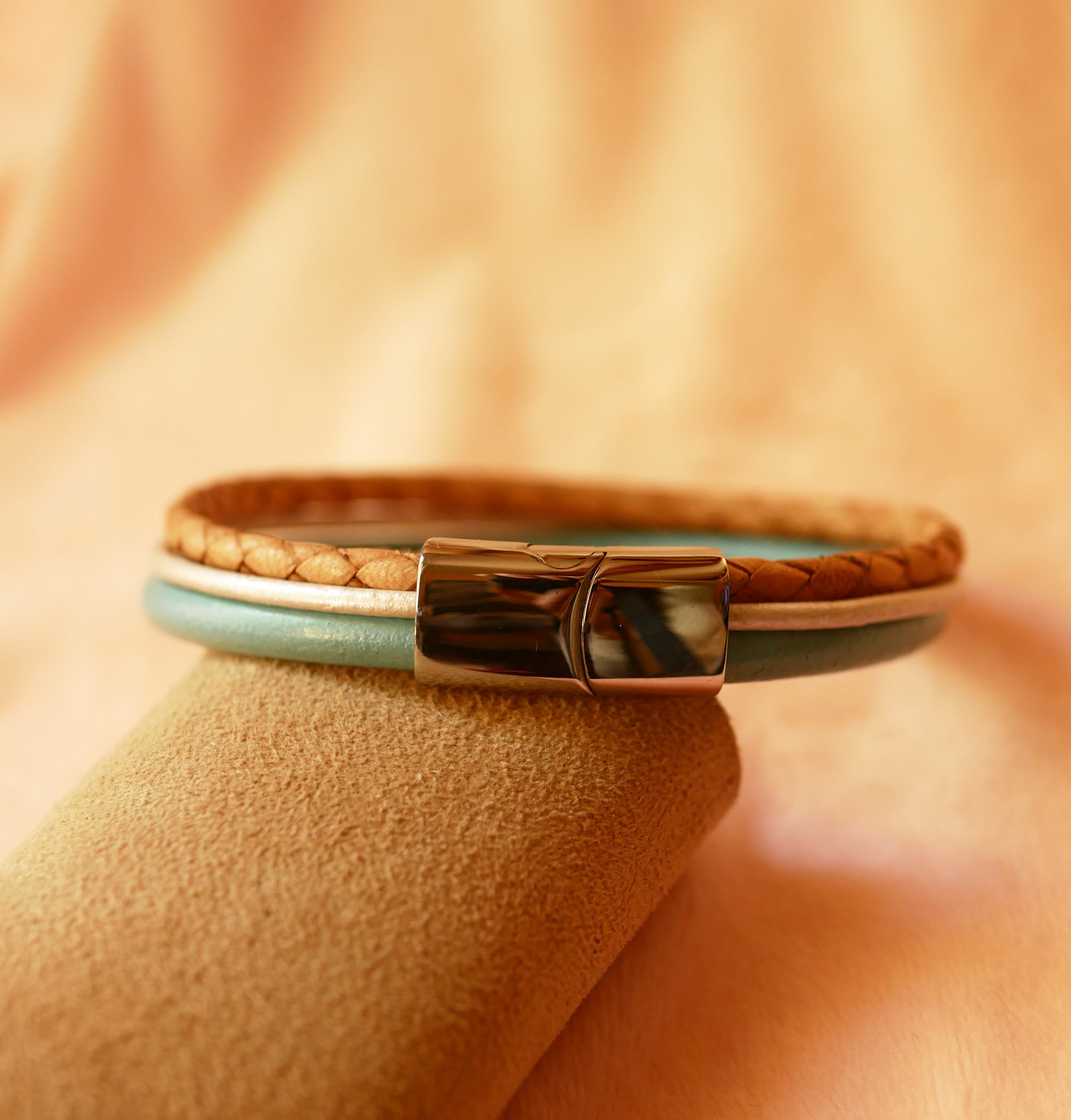 Pulsera de cuero beige y turquesa