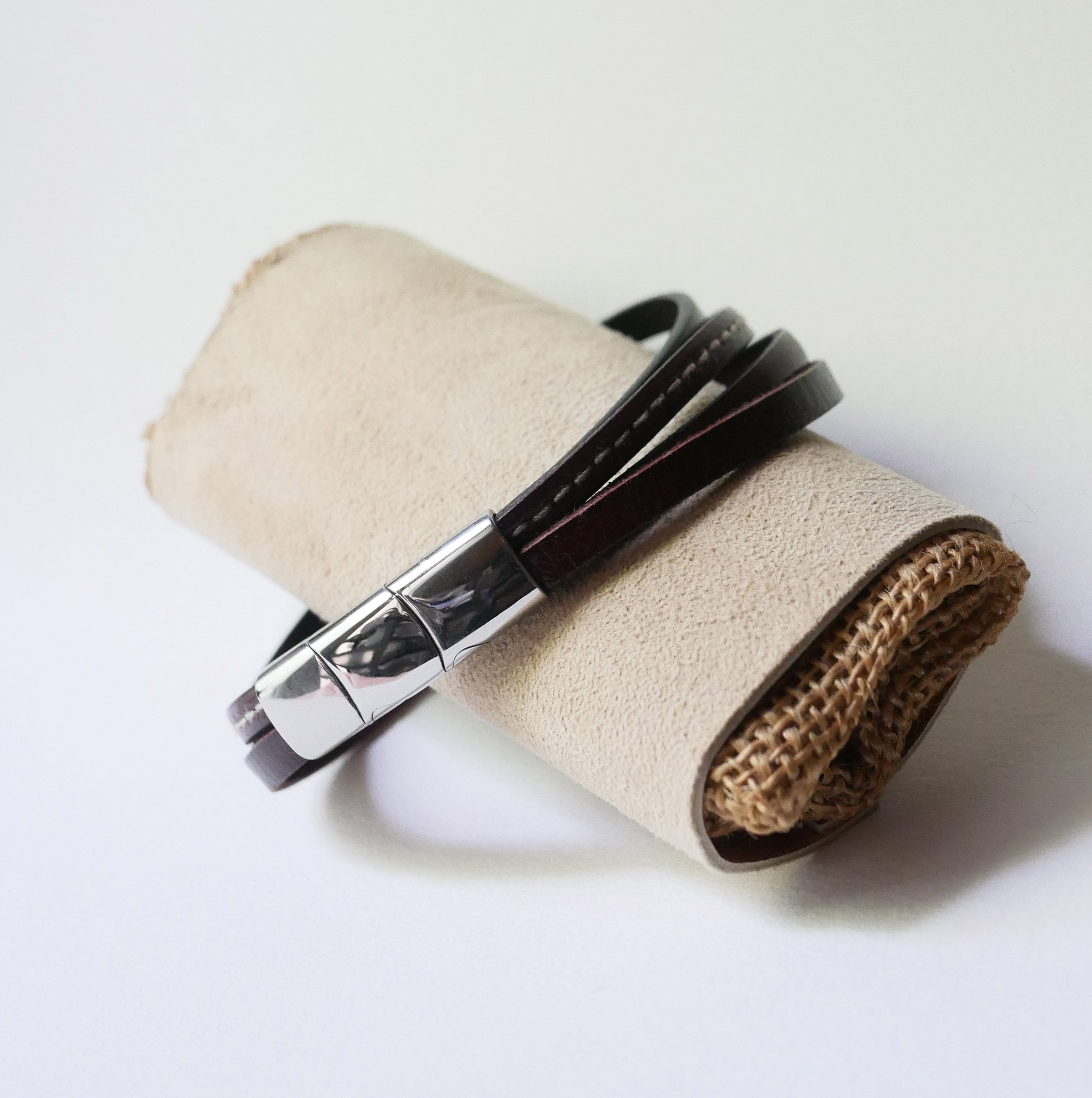 Pulsera brazalete de cuero marr&oacute;n para hombre