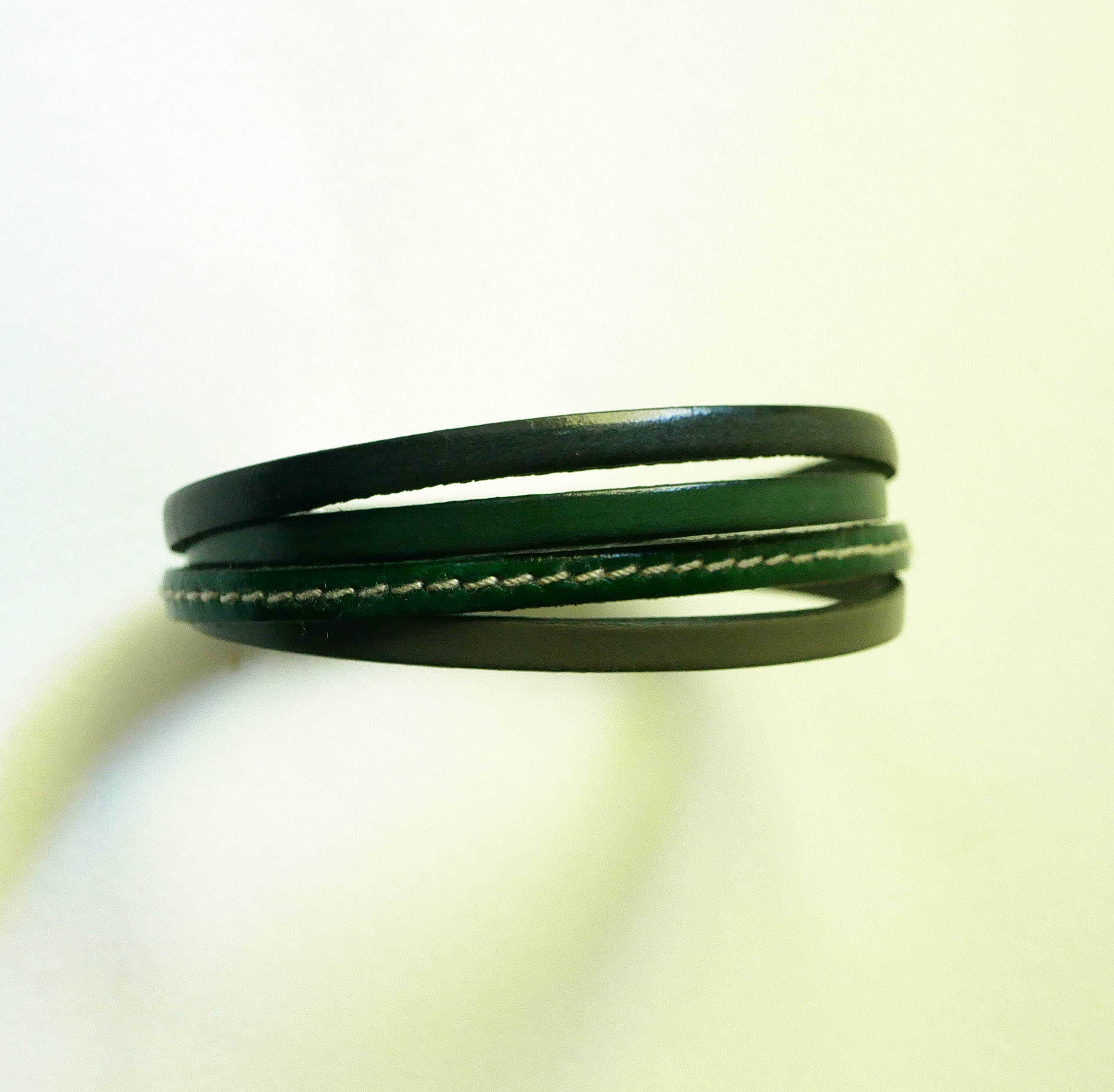 Pulsera brazalete de cuero verde y gris para hombre