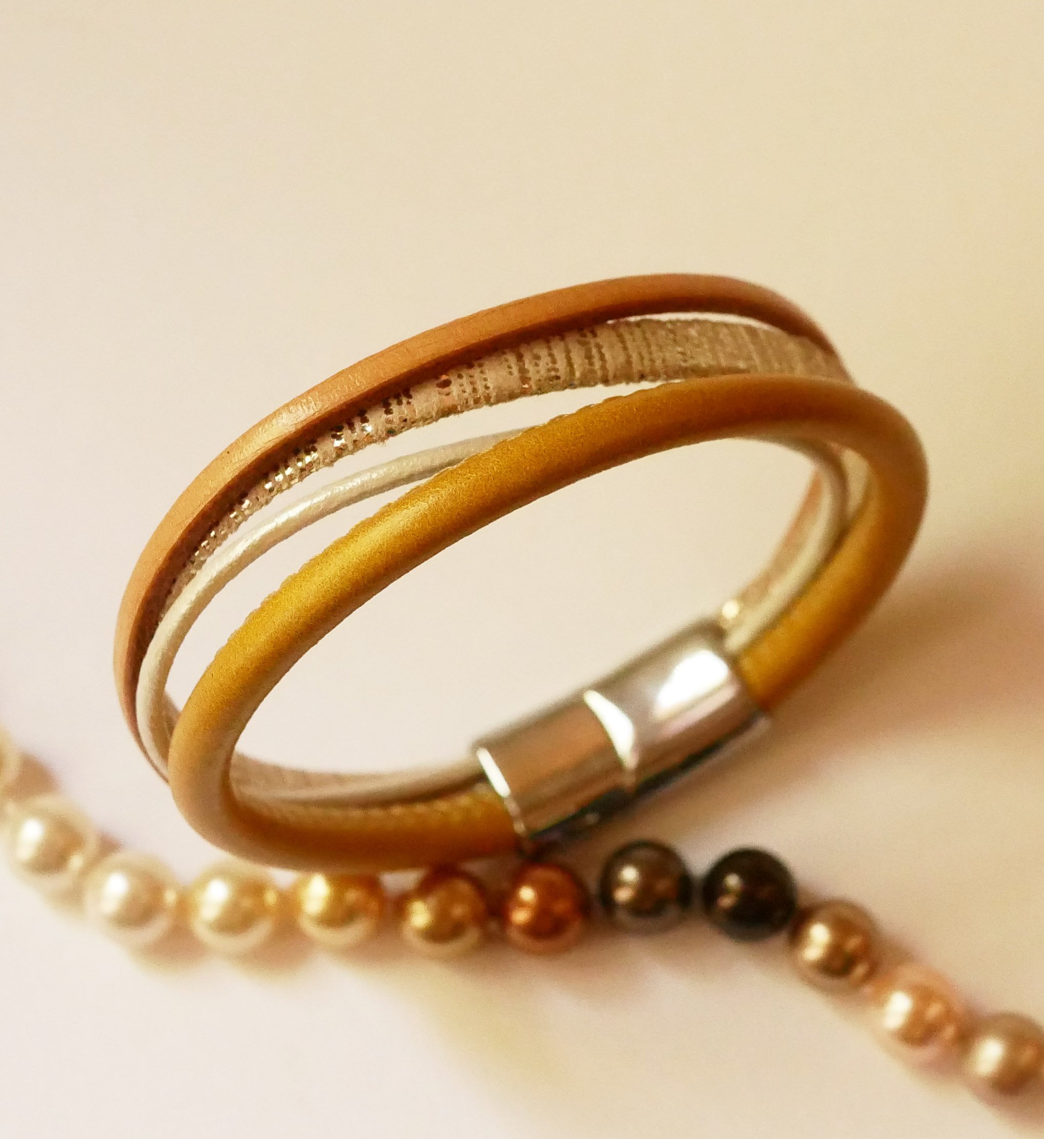 Brazalete de cuero m&uacute;ltiple beige y dorado