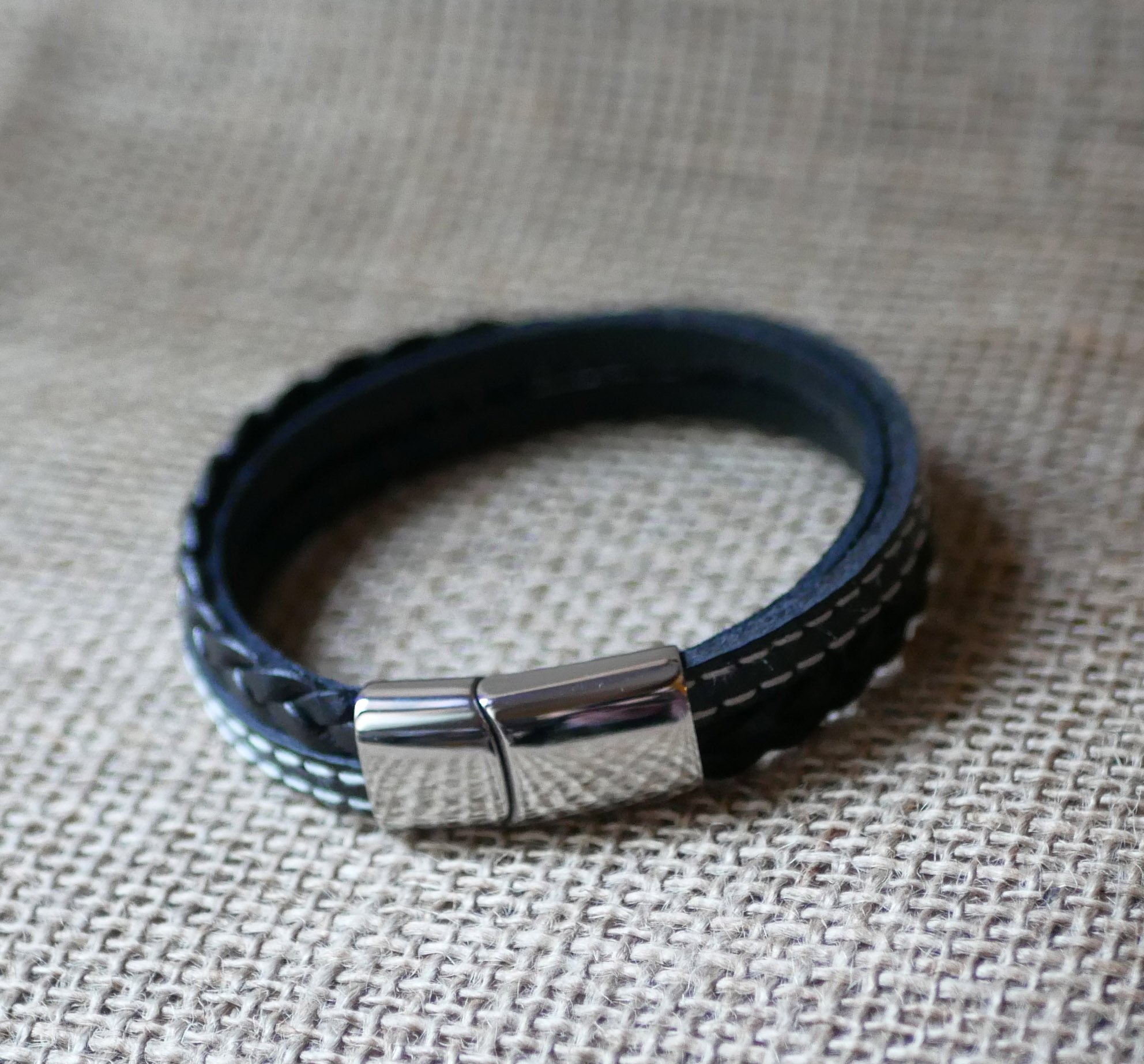Pulsera brazalete de cuero negro para hombre