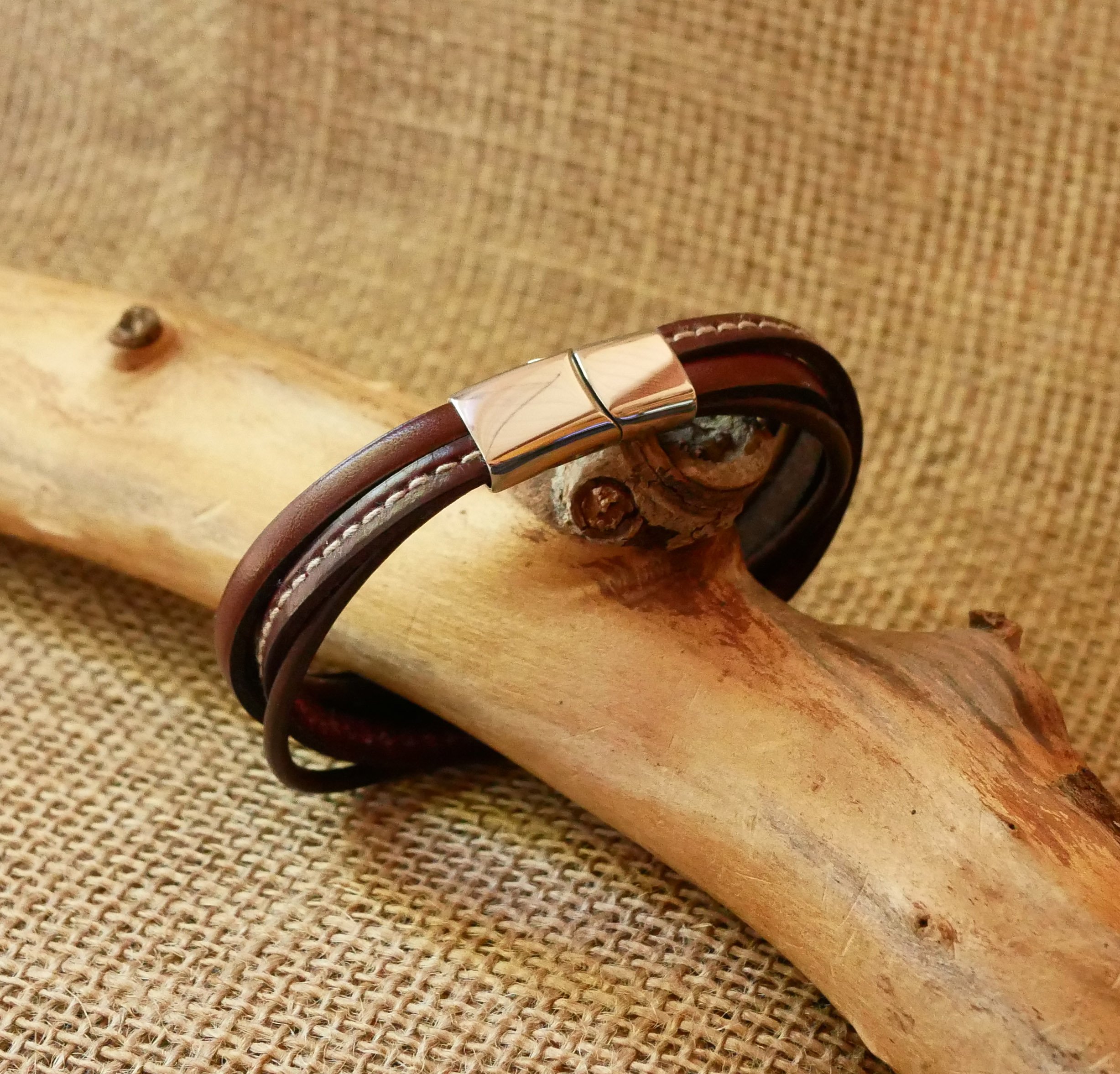 Pulsera brazalete de cuero marr&oacute;n para hombre