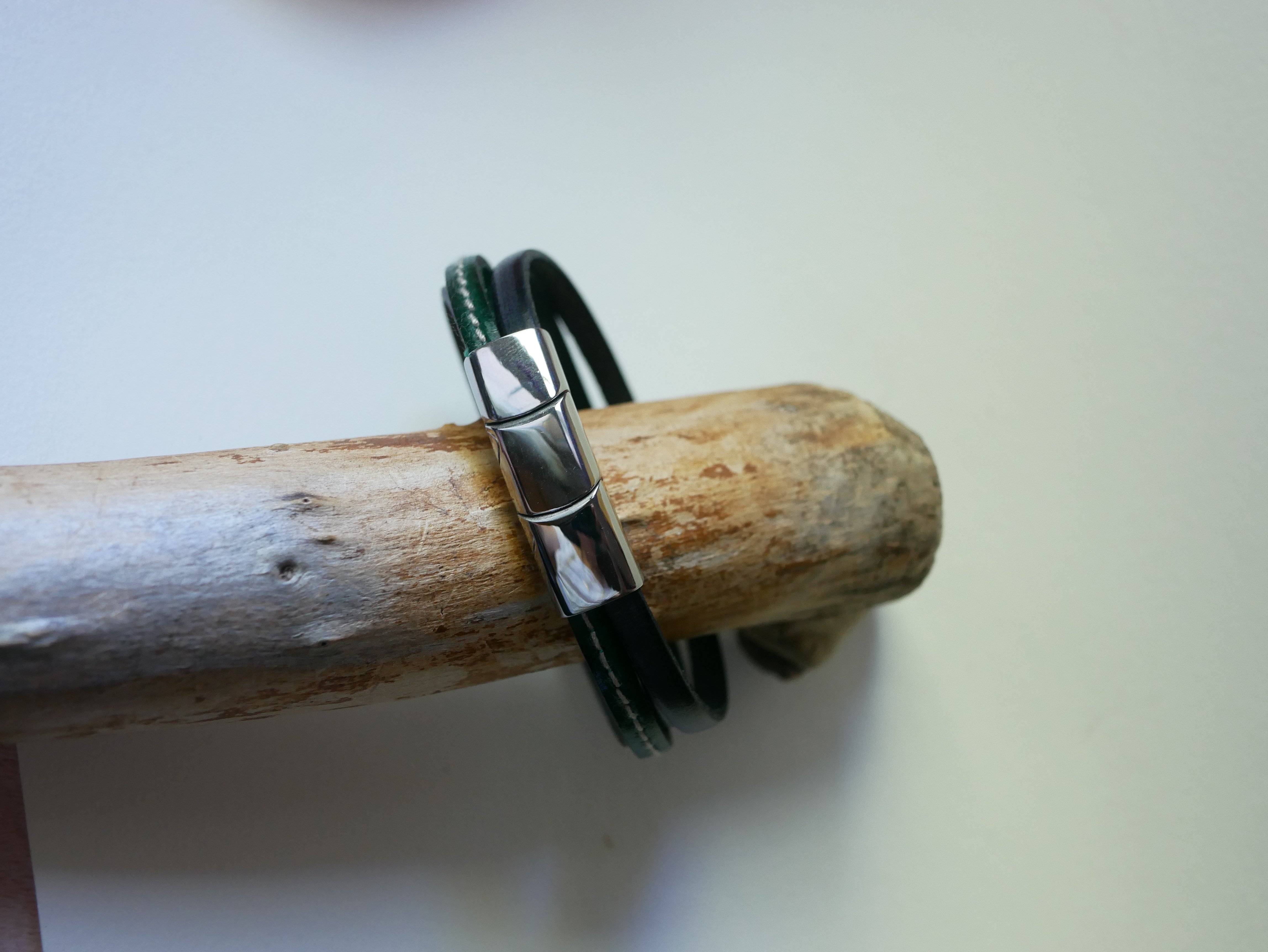 Pulsera brazalete de cuero verde y gris para hombre
