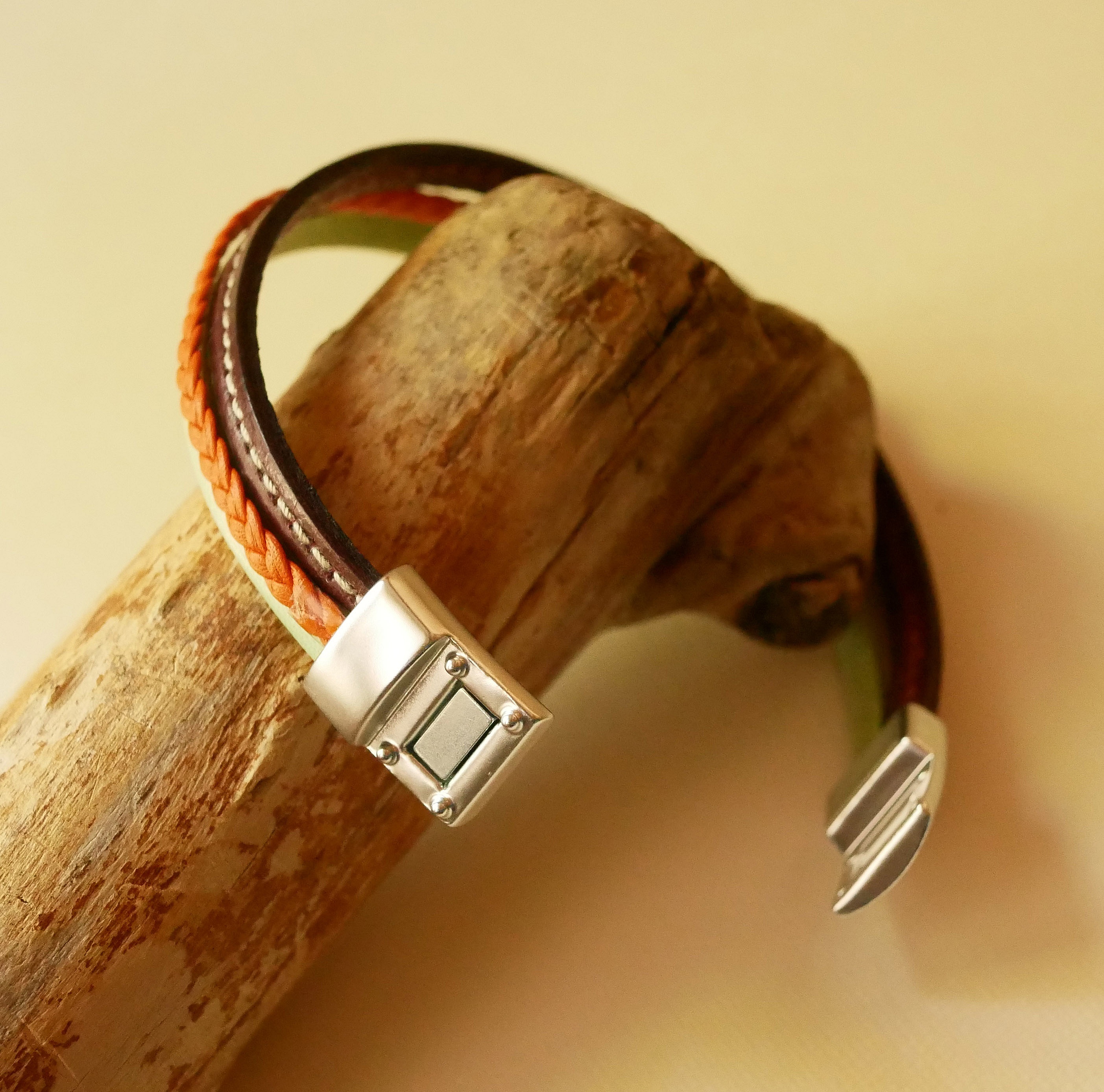 Pulsera brazalete multicuero con almendra, trenzado naranja y pespunte burdeos