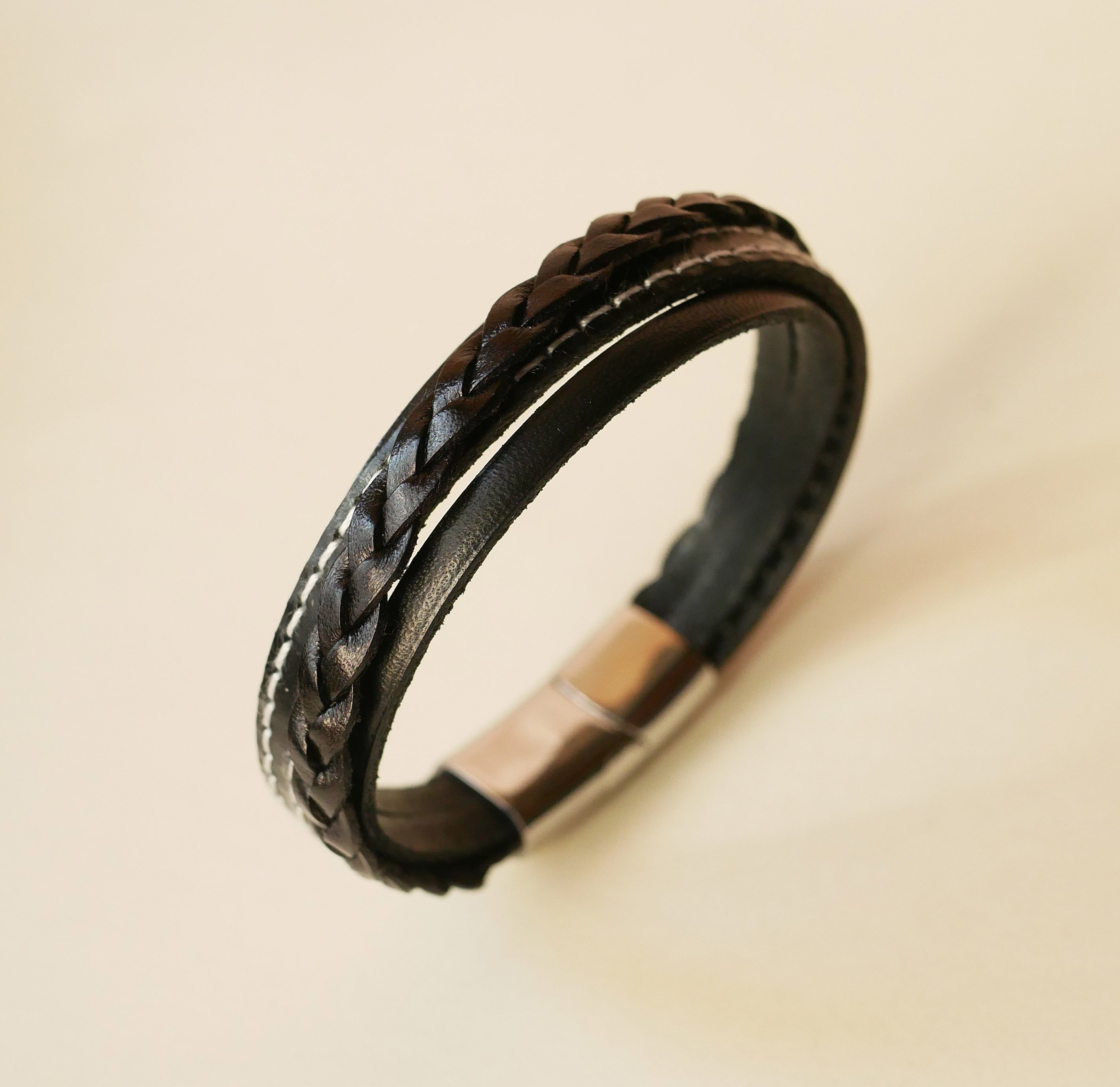 Pulsera brazalete de cuero negro para hombre