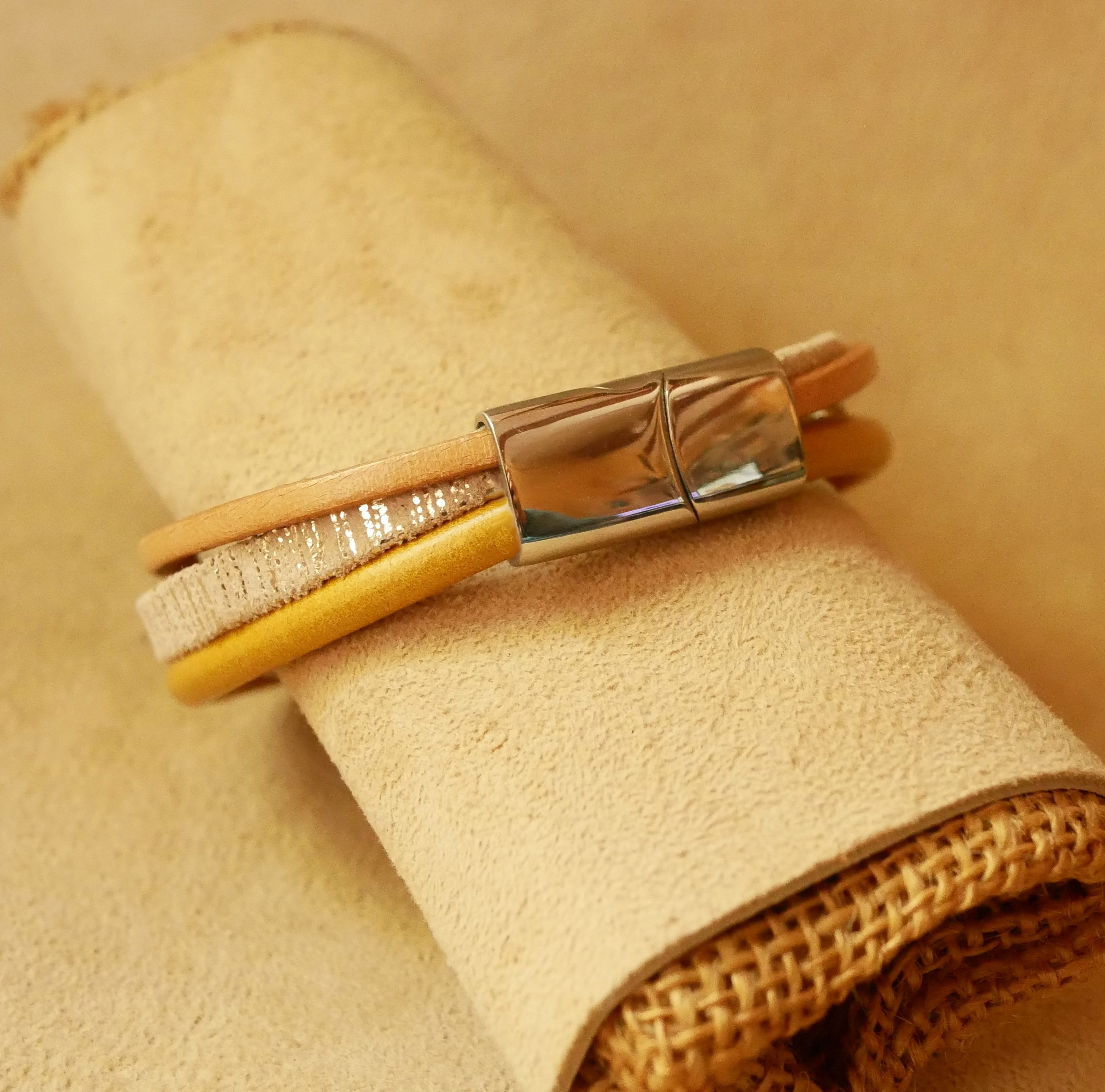 Brazalete de cuero m&uacute;ltiple beige y dorado