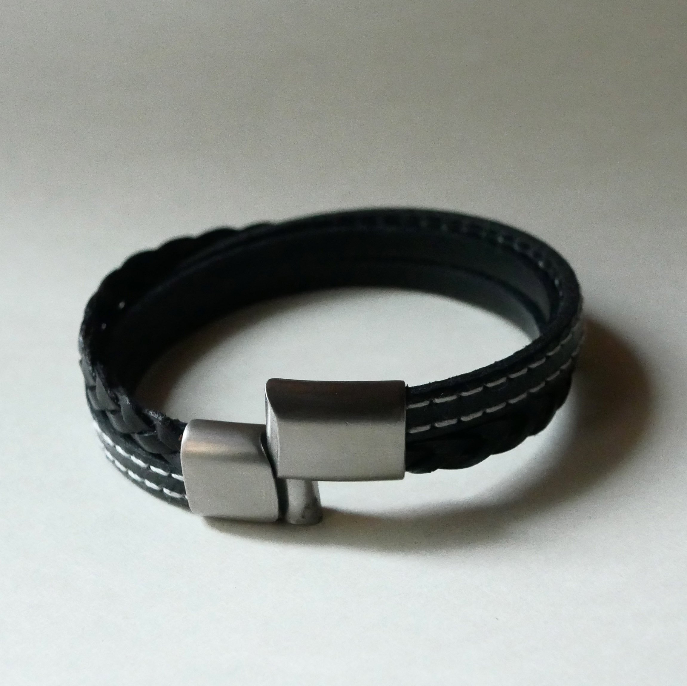 Pulsera brazalete de cuero negro para hombre
