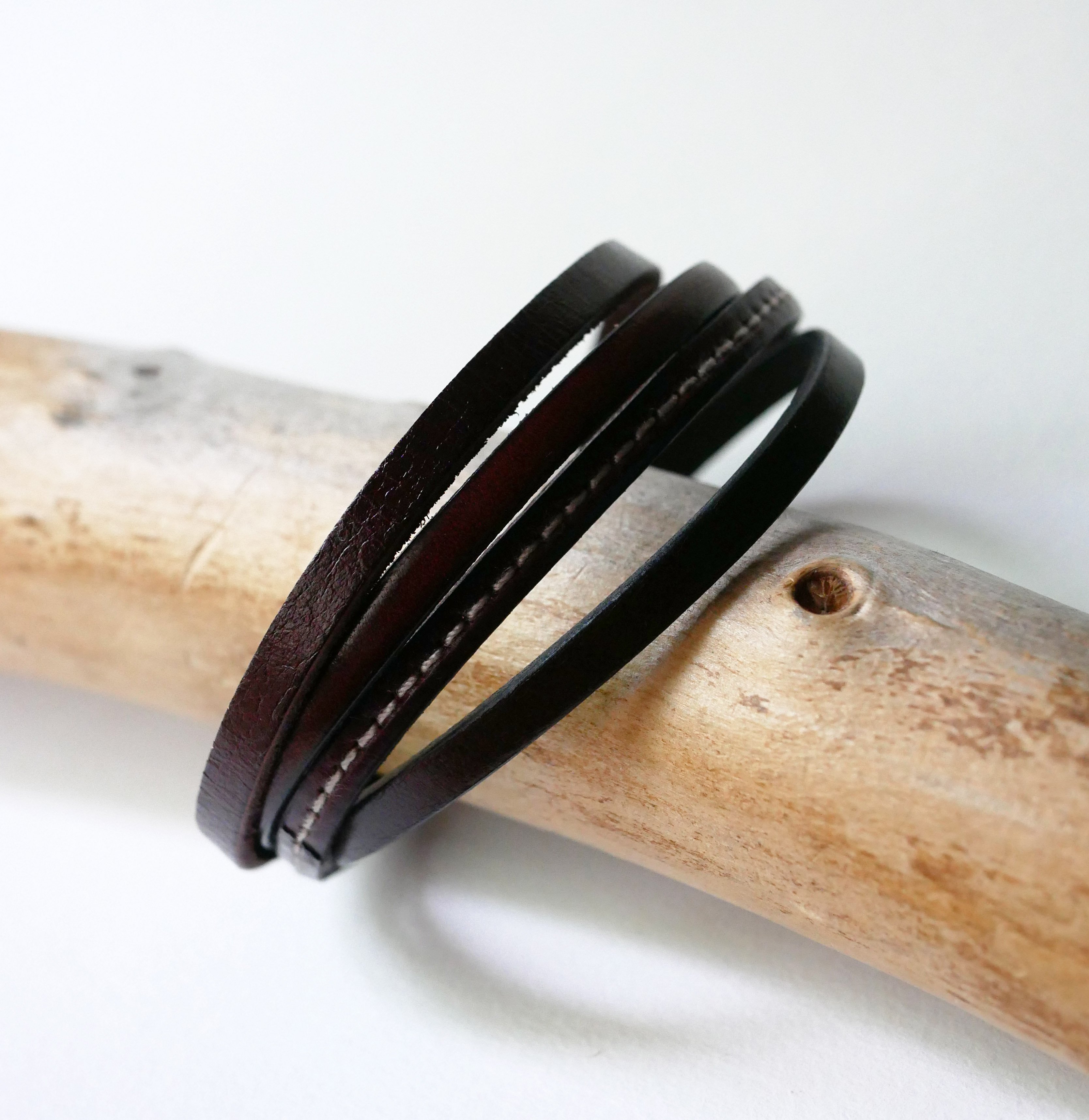 Pulsera brazalete de cuero marr&oacute;n para hombre