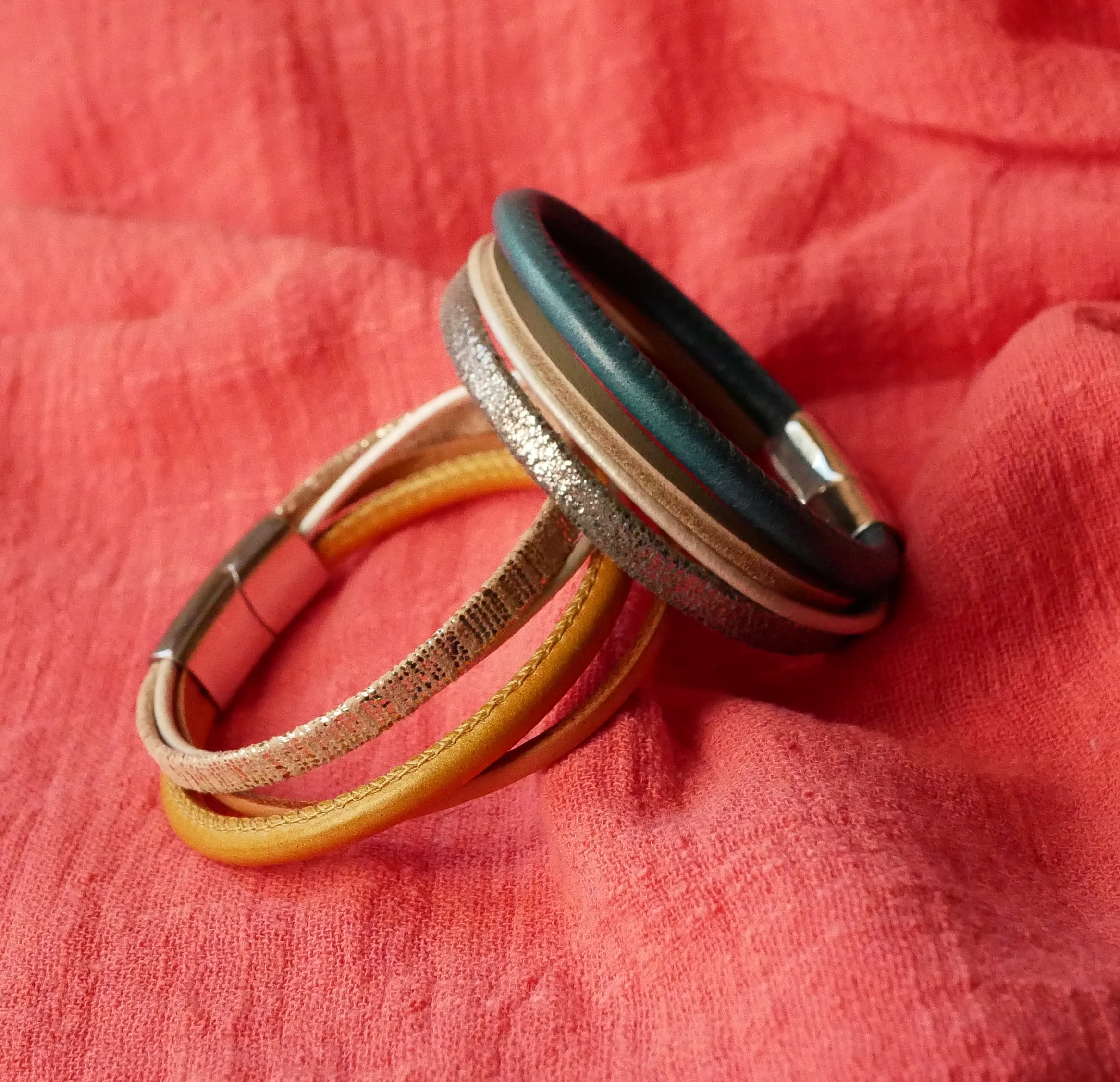 Pulsera brazalete de cuero azul y plata