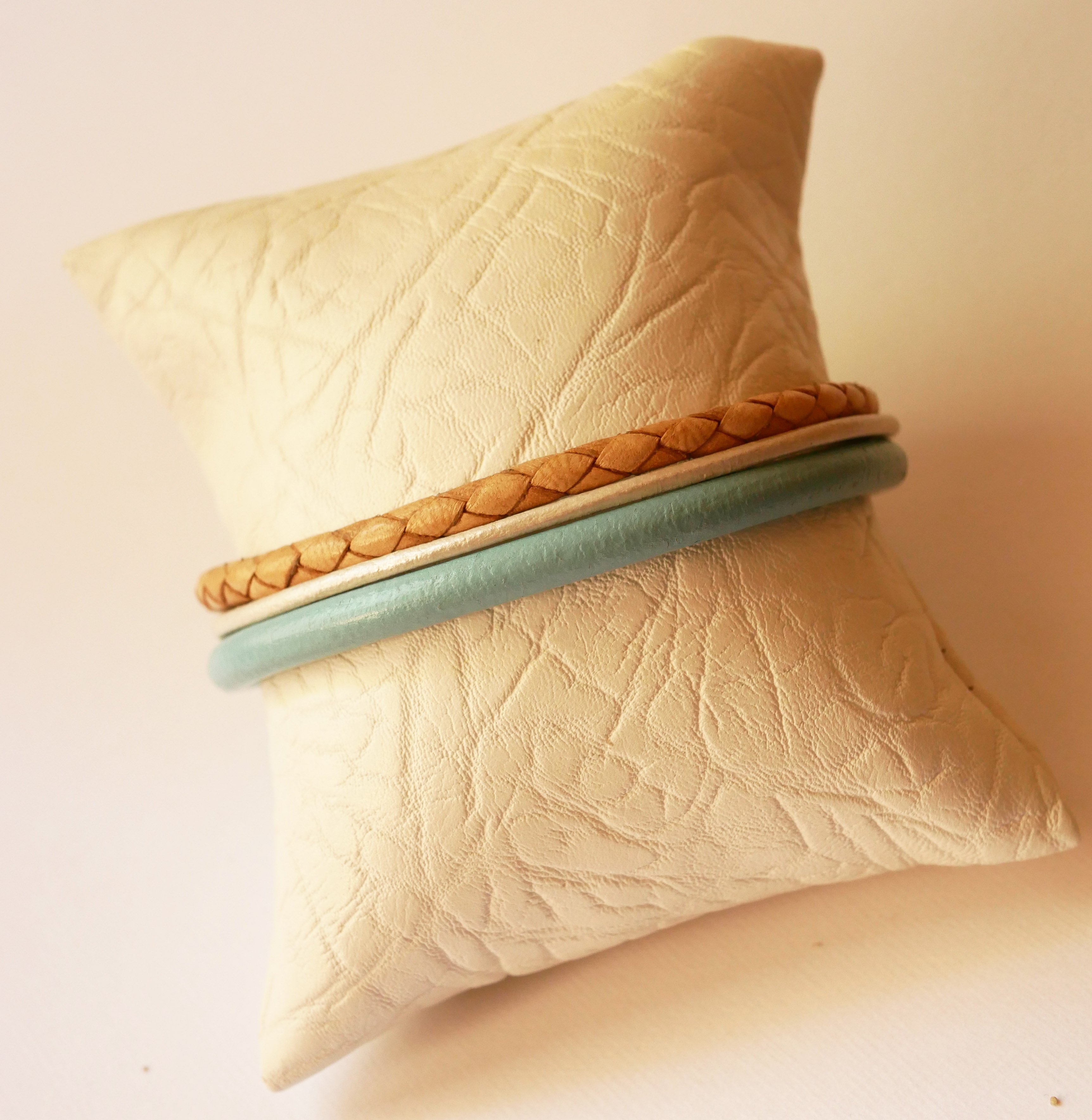 Pulsera de cuero beige y turquesa