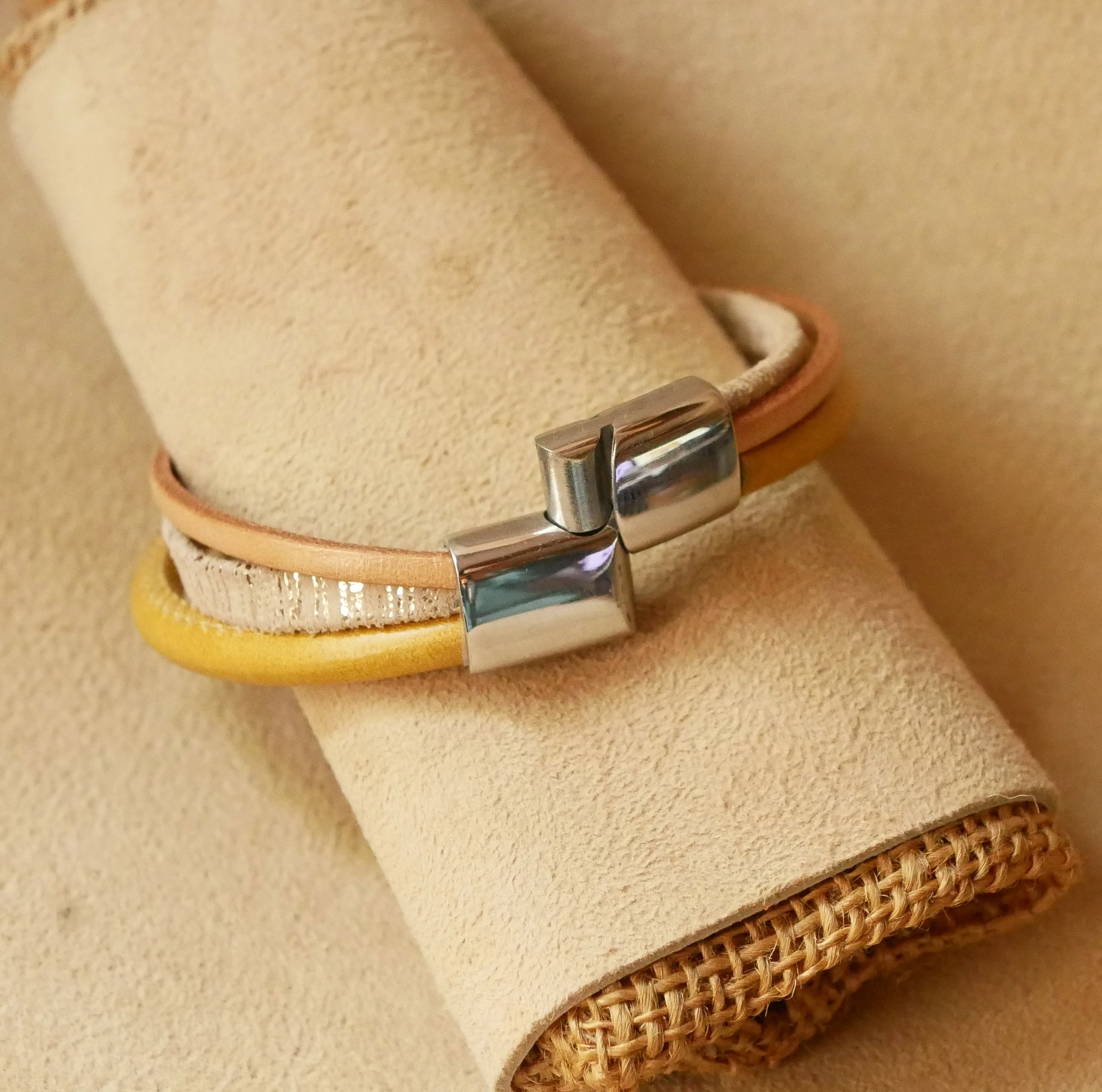 Brazalete de cuero m&uacute;ltiple beige y dorado