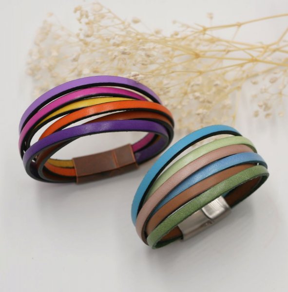 Pulsera brazalete multicuero en colores t&oacute;nicos
