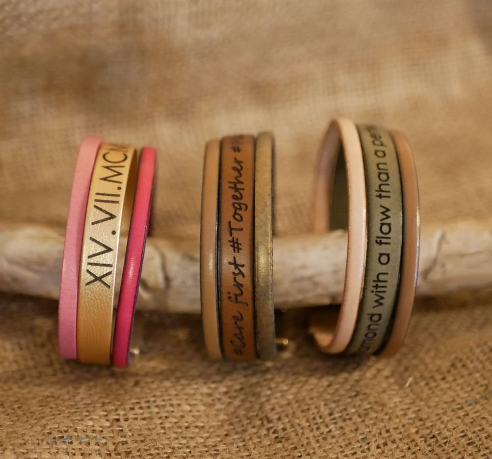 Pulsera brazalete para personalizar los colores de la piel y el mensaje grabado