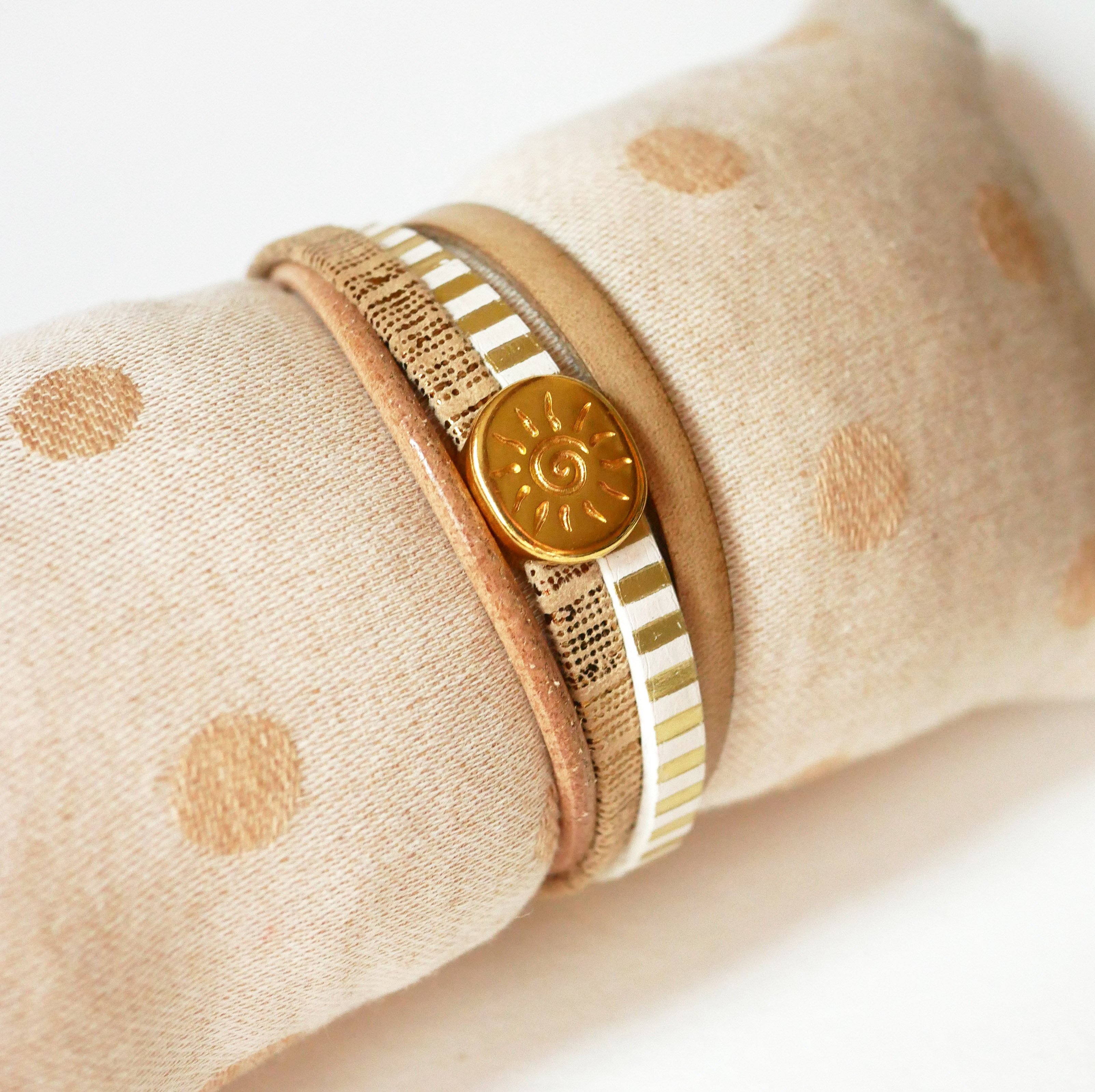Pulsera brazalete de cuero de eslabones múltiples con lazo de sol dorado