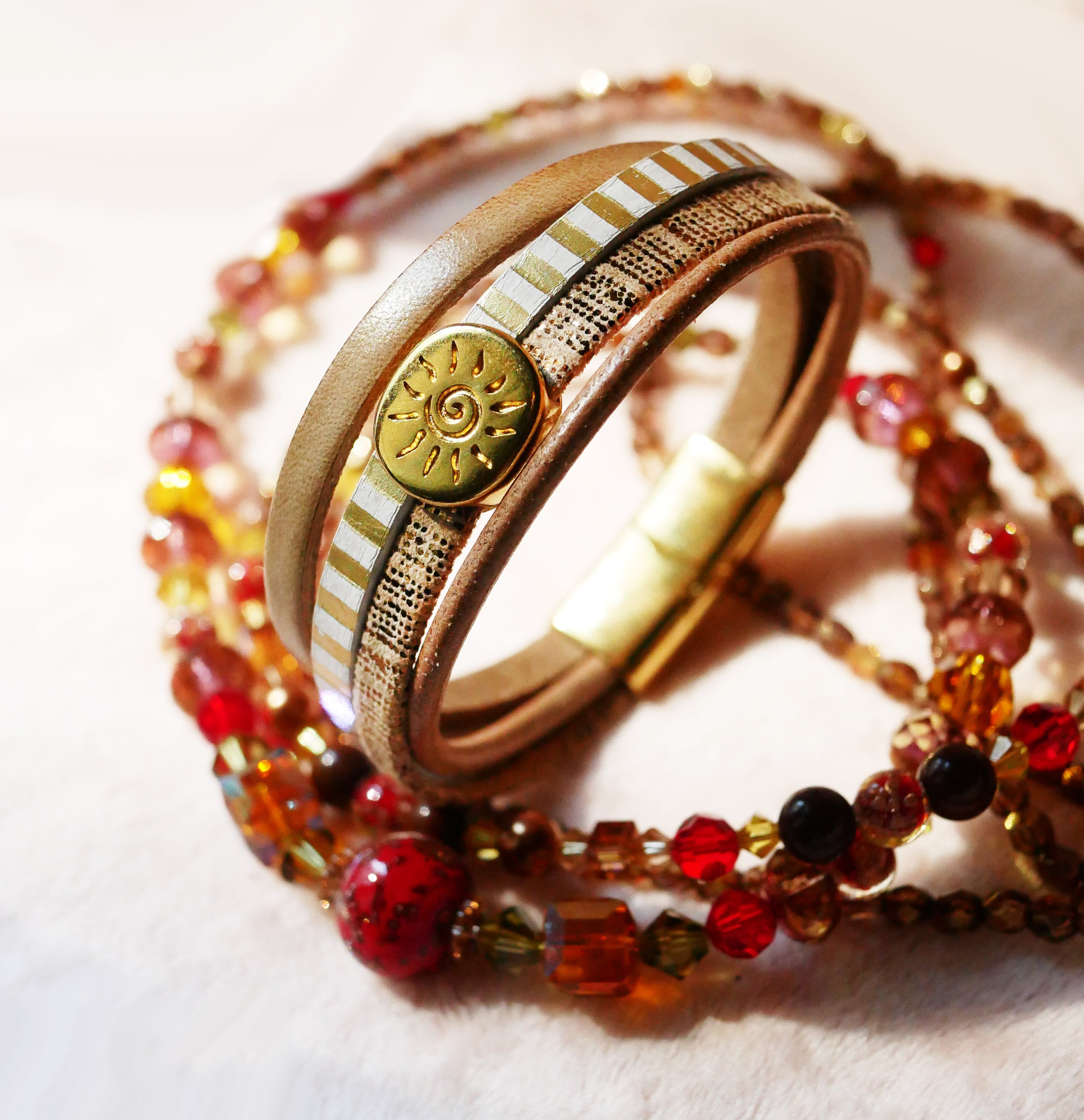 Pulsera brazalete de cuero de eslabones múltiples con lazo de sol dorado