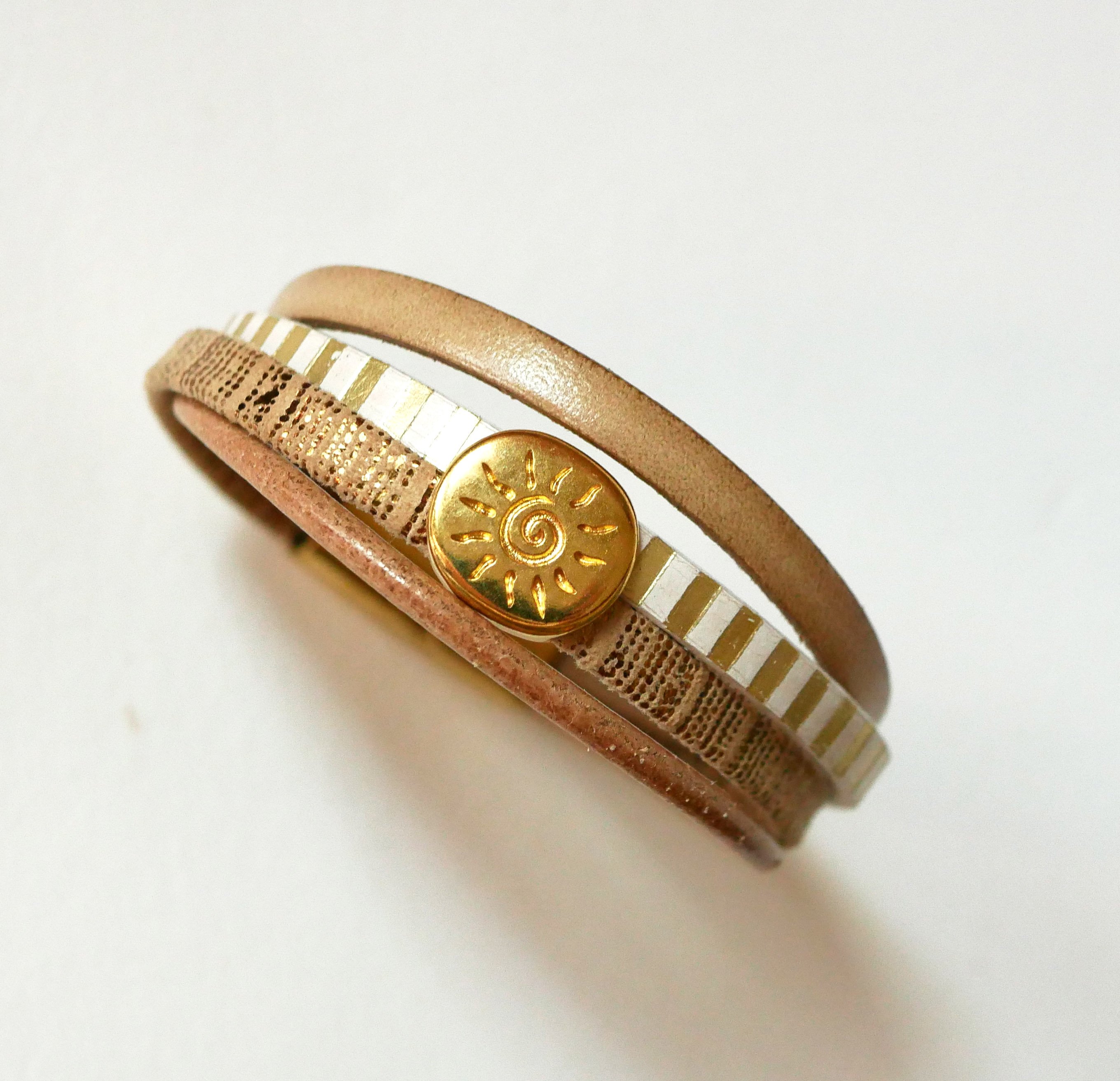 Pulsera brazalete de cuero de eslabones m&uacute;ltiples con lazo de sol dorado