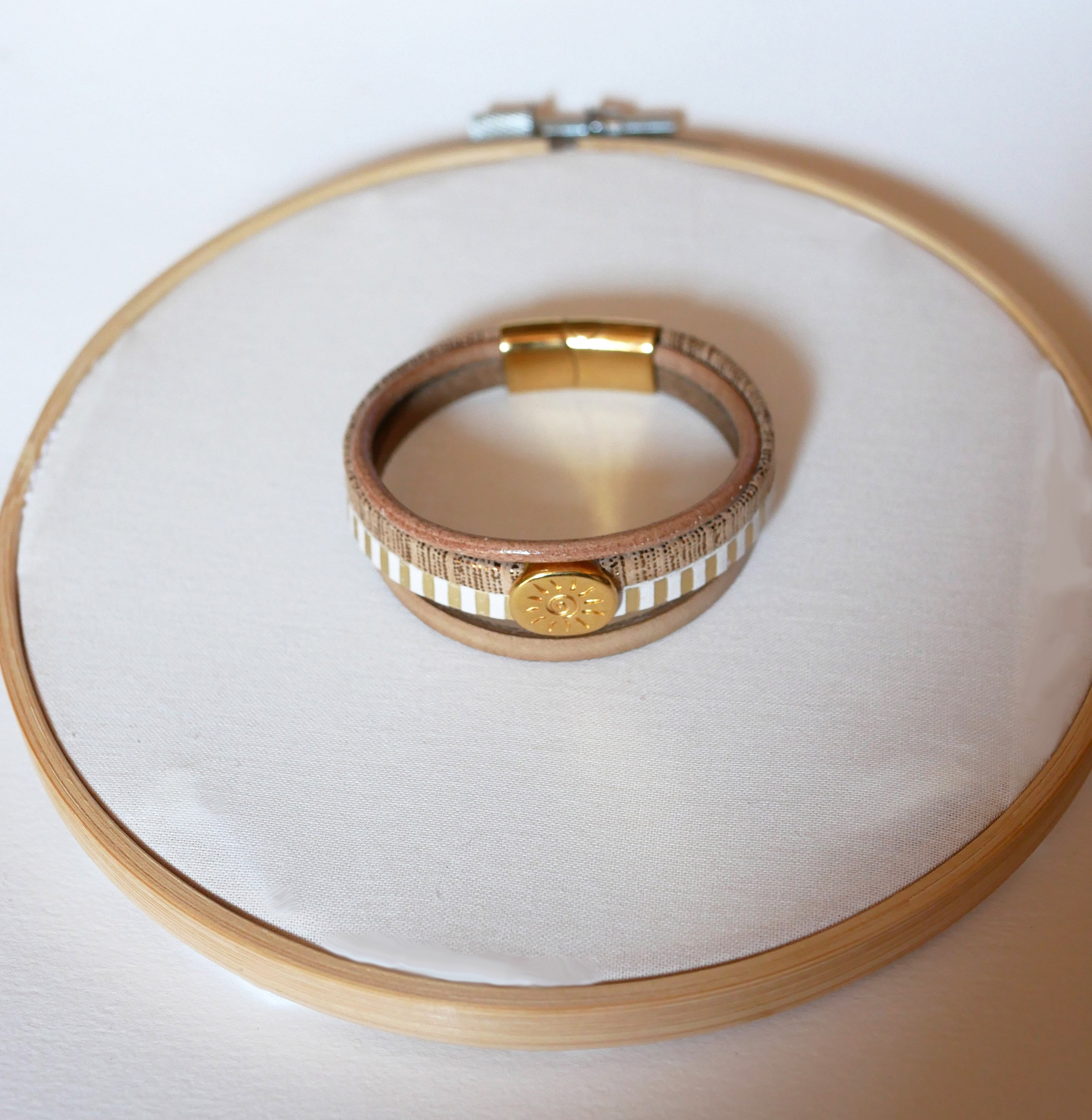 Pulsera brazalete de cuero de eslabones m&uacute;ltiples con lazo de sol dorado