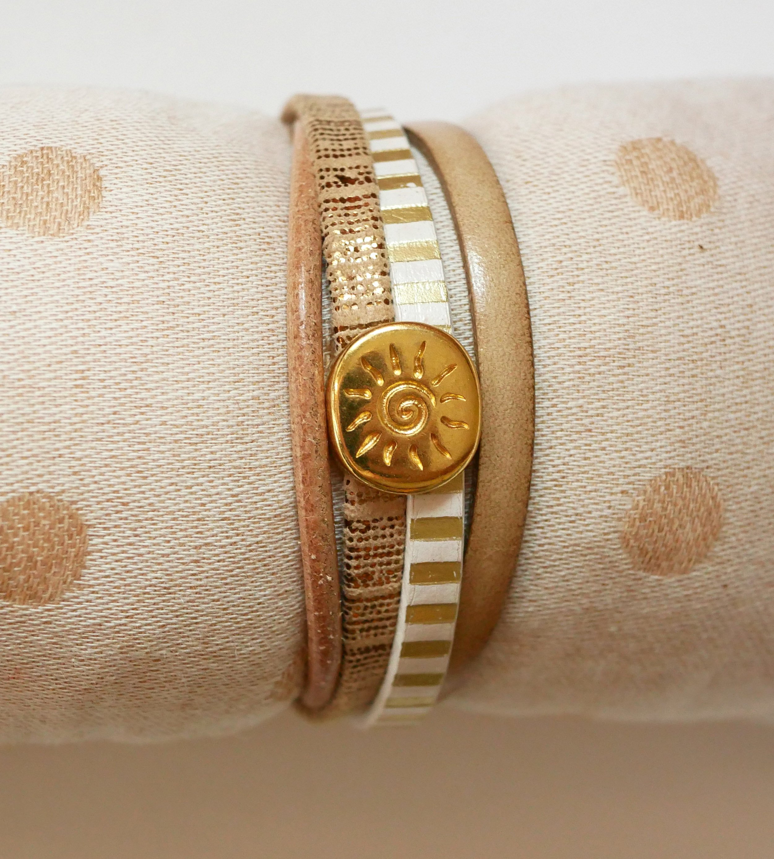Pulsera brazalete de cuero de eslabones múltiples con lazo de sol dorado