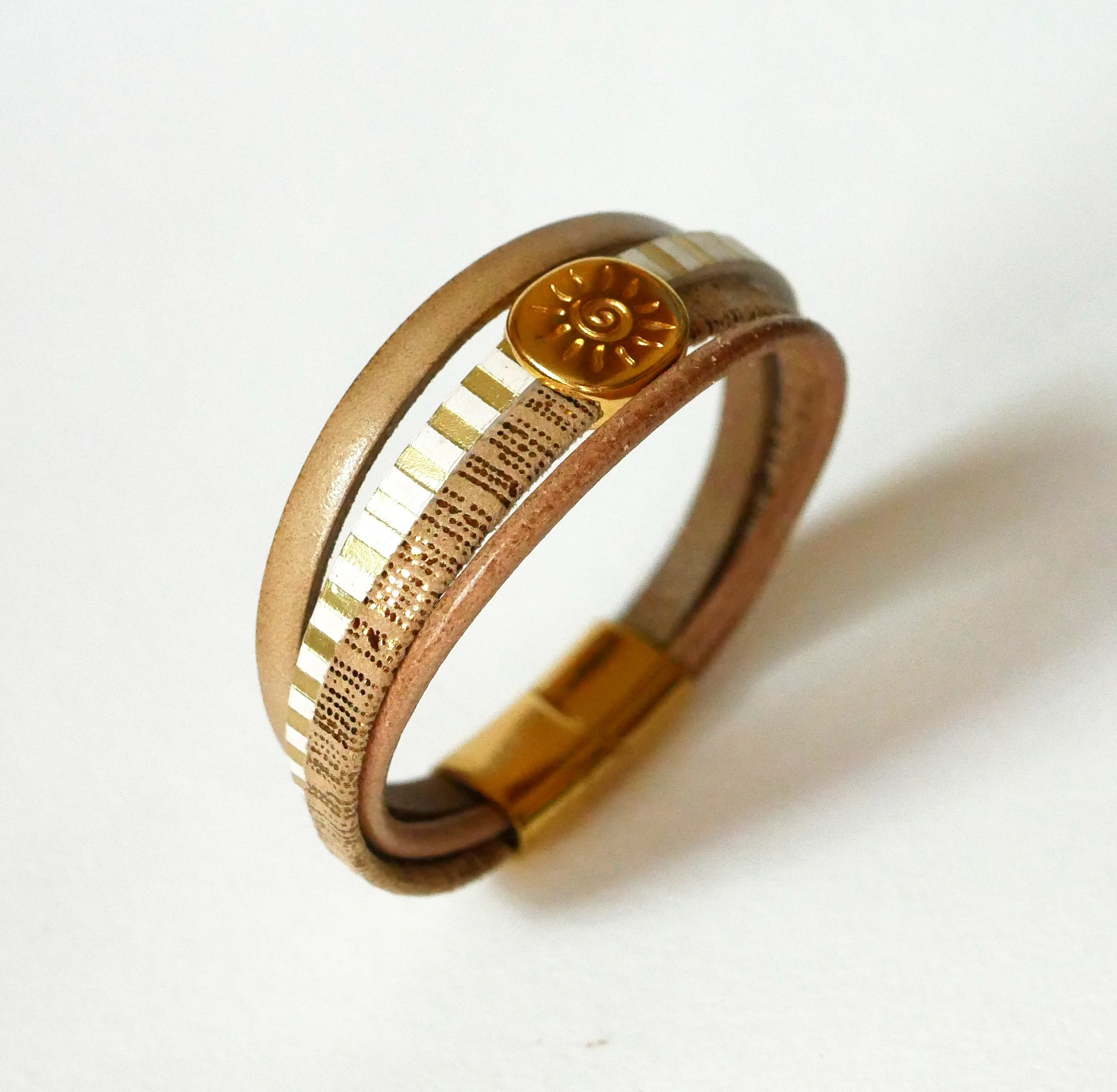 Pulsera brazalete de cuero de eslabones m&uacute;ltiples con lazo de sol dorado