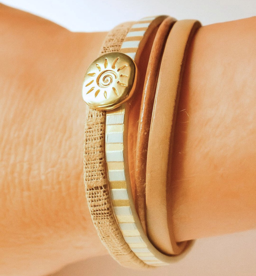 Pulsera brazalete de cuero de eslabones múltiples con lazo de sol dorado
