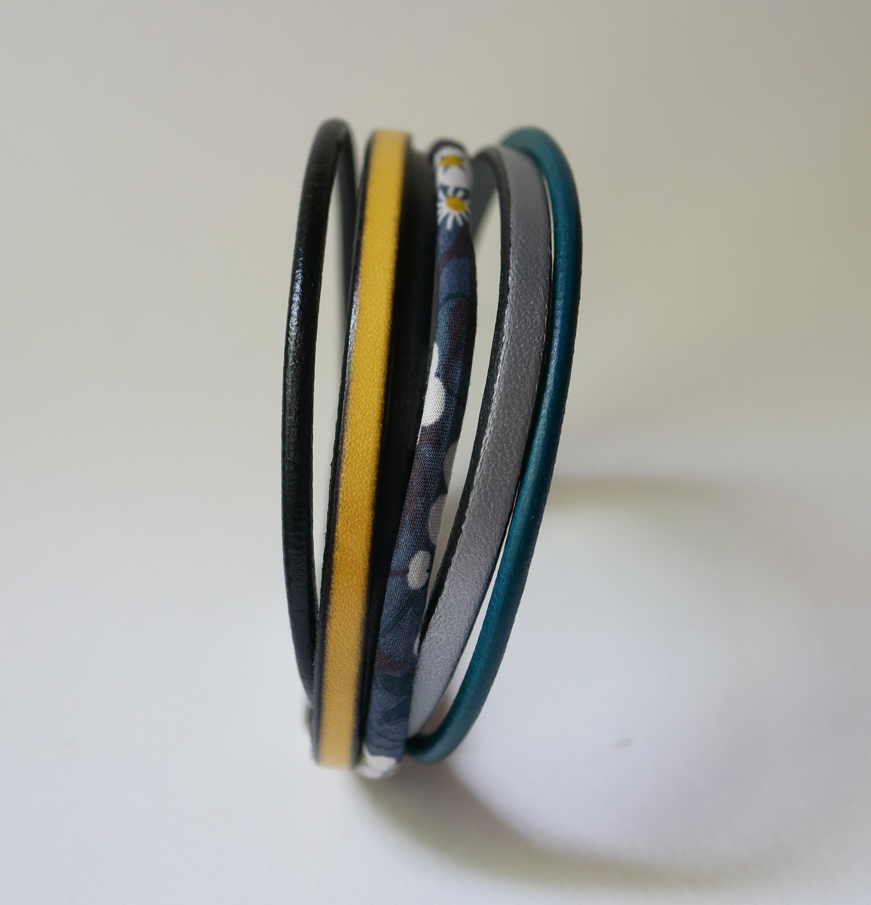 Pulsera brazalete de cuero de varias vueltas y cord&oacute;n Liberty gris antracita