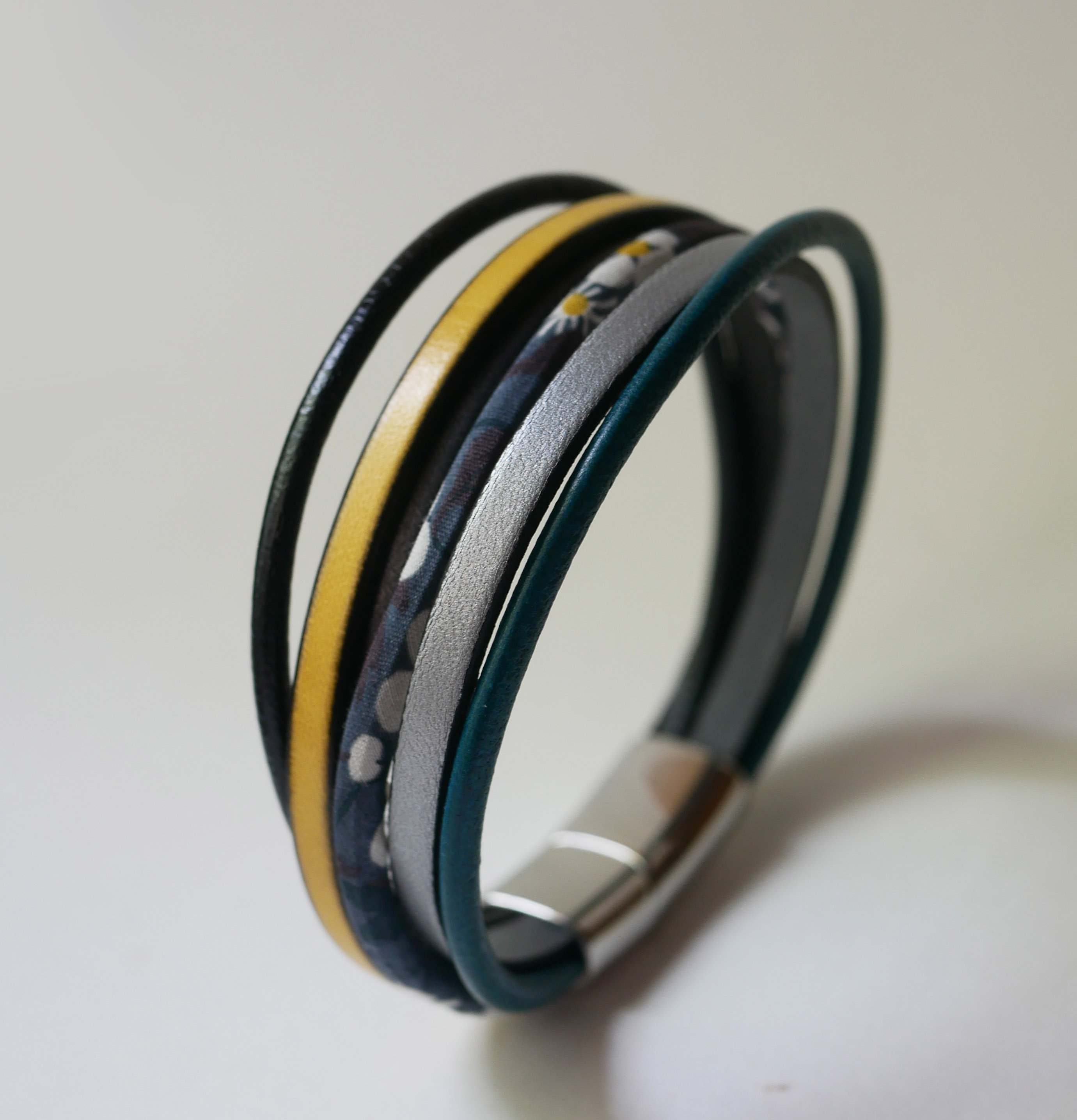 Pulsera brazalete de cuero de varias vueltas y cord&oacute;n Liberty gris antracita