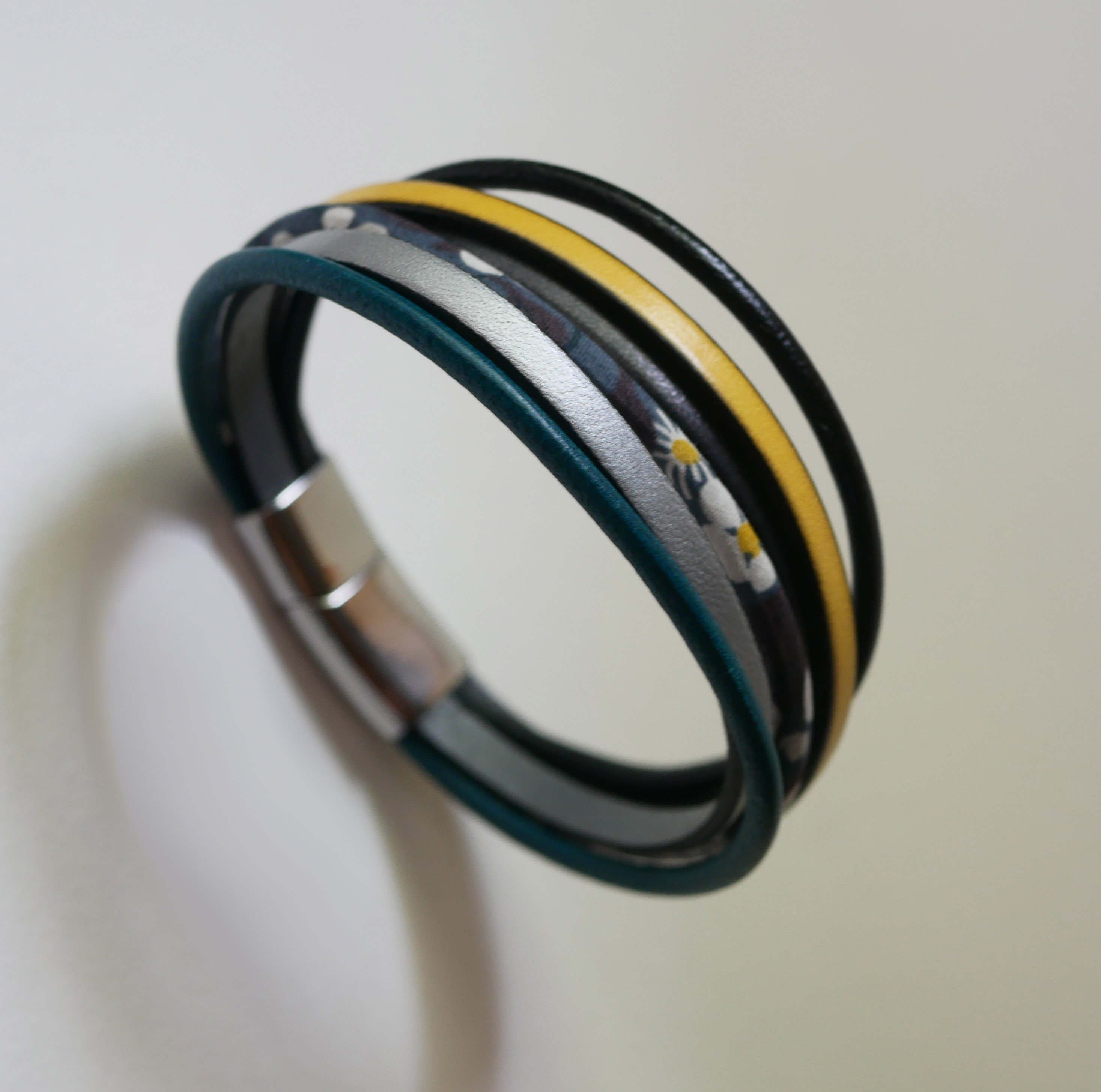 Pulsera brazalete de cuero de varias vueltas y cord&oacute;n Liberty gris antracita