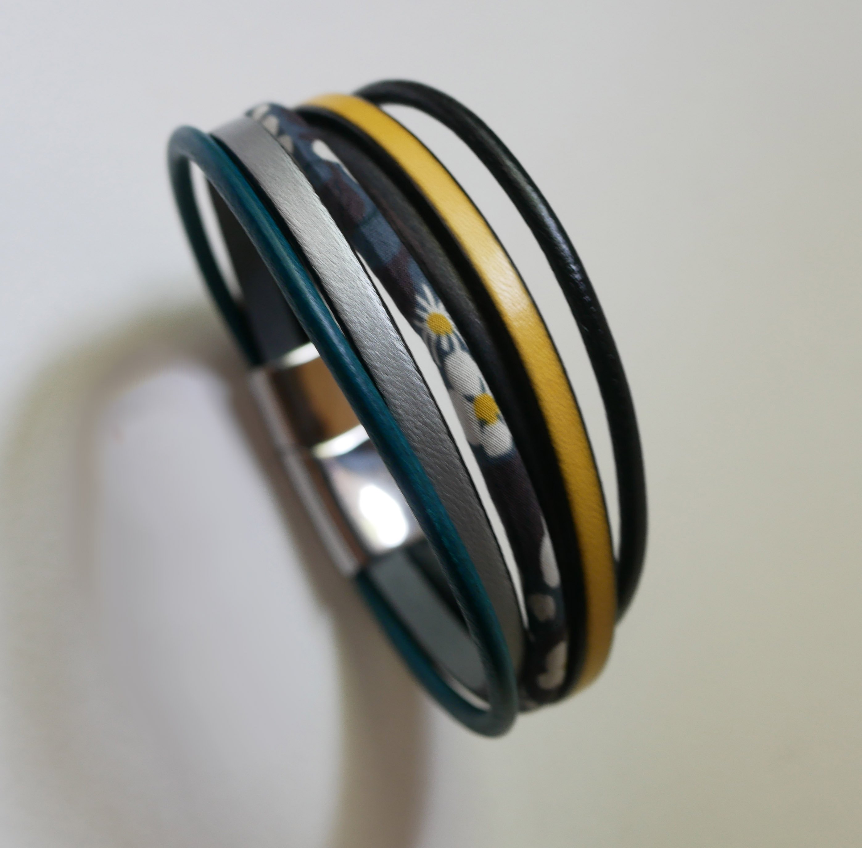 Pulsera brazalete de cuero de varias vueltas y cord&oacute;n Liberty gris antracita